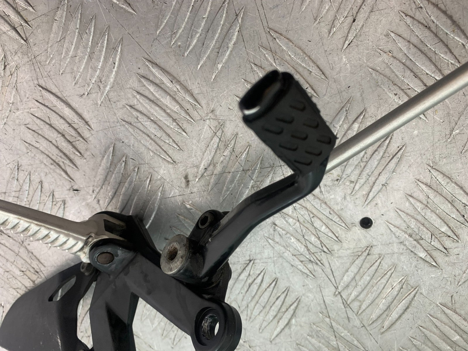 DUCATI 848 FRONT LEFT HANGER AND PEG & GEAR LEVER   YEAR 2008-2010 (CMB1323)