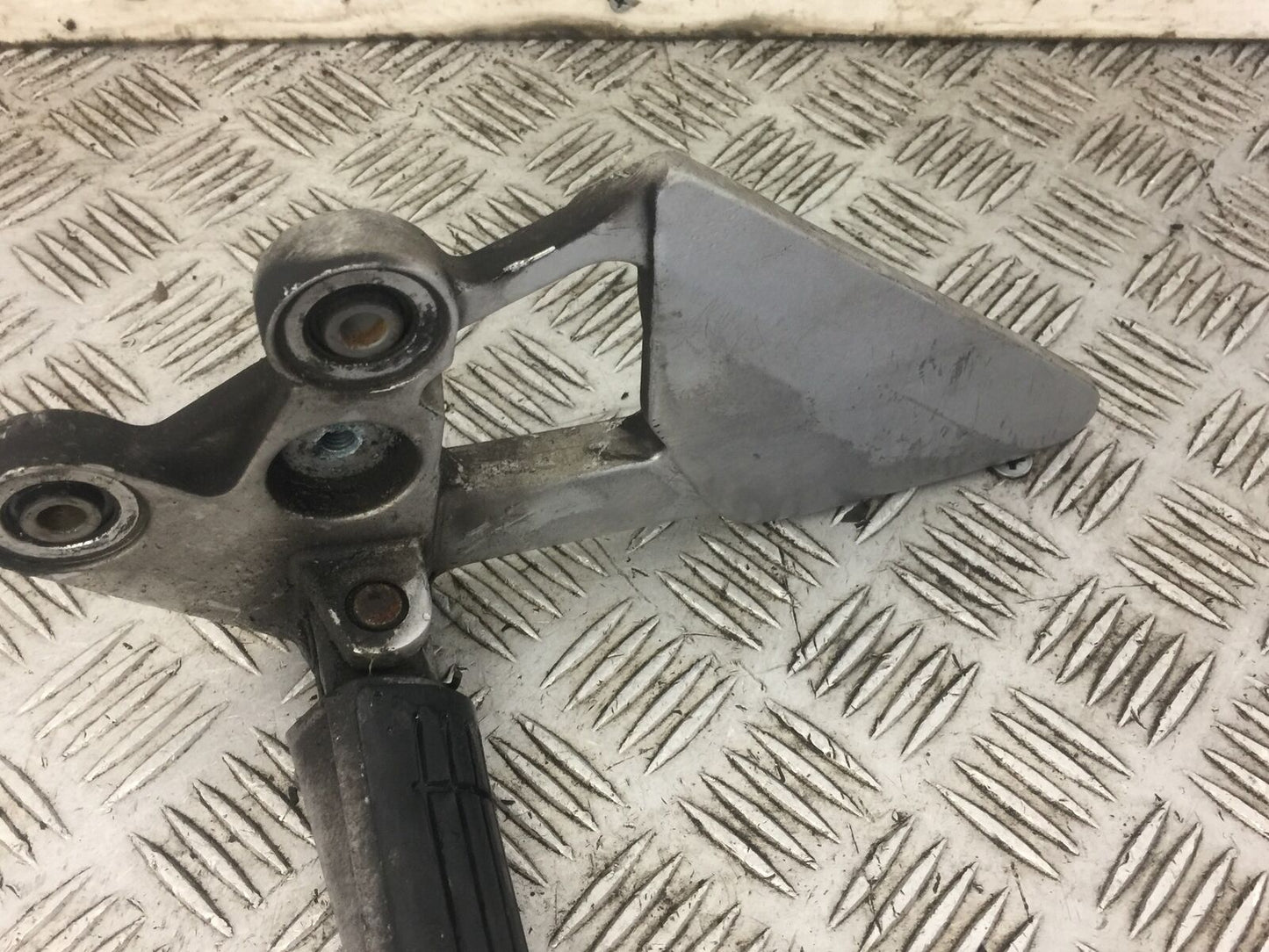 YAMAHA FZ6 LEFT HANGER AND PEG  YEAR 2005  (STOCK 589)