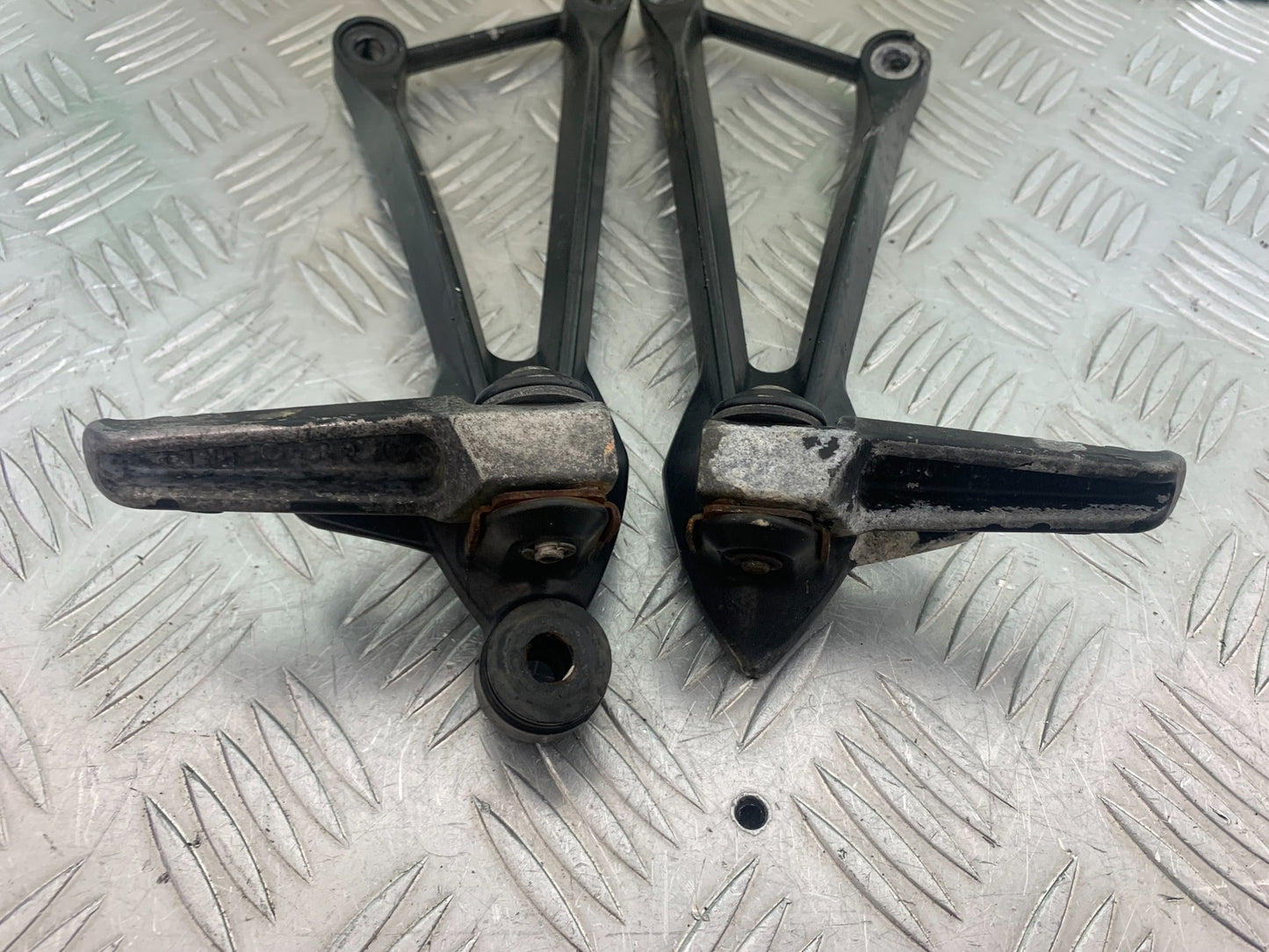 KAWASAKI ZX6R REAR HANGERS AND PEGS  YEAR 2009-2012 (CMB1136)