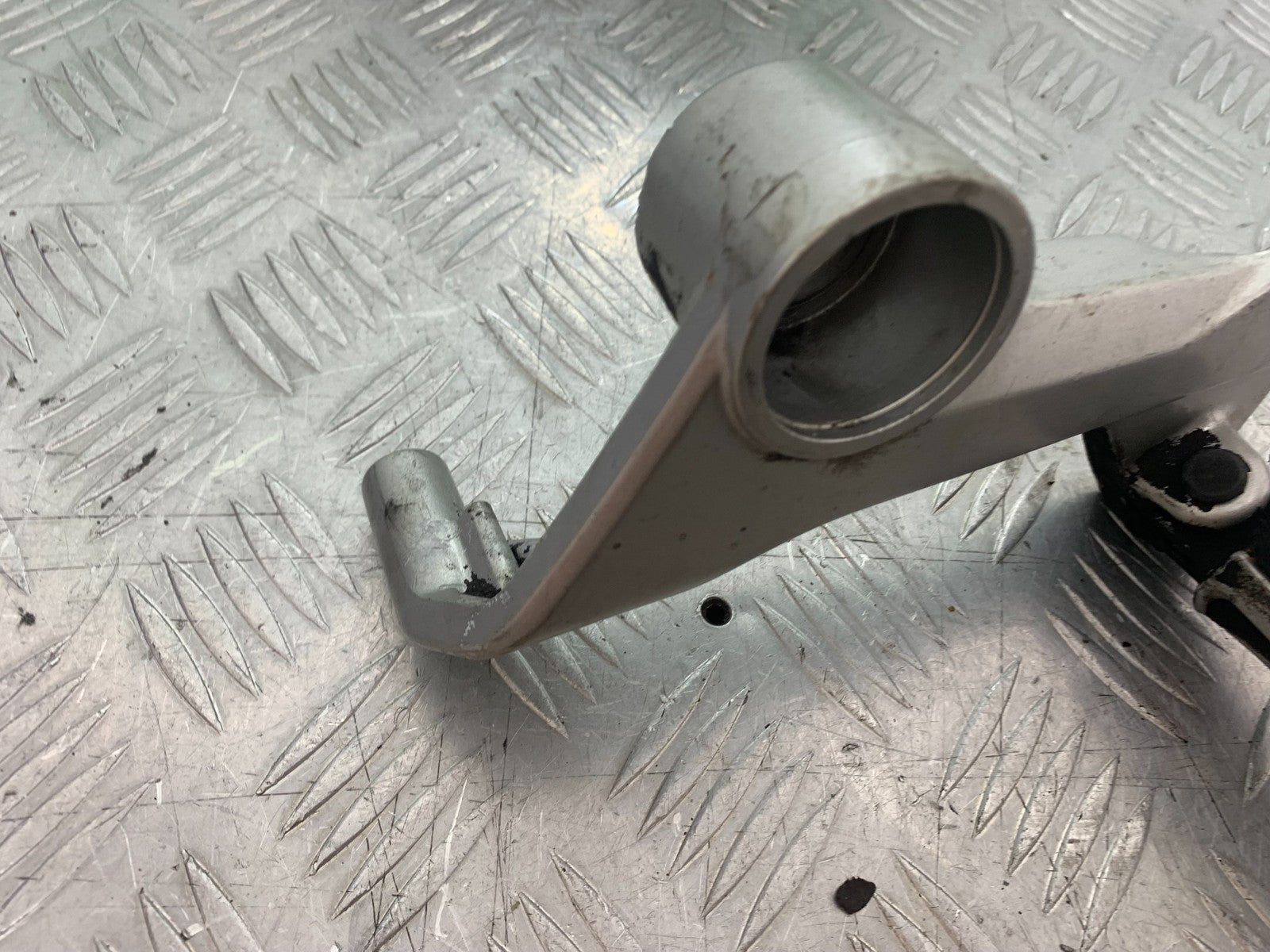 HONDA VFR800 PRE V-TEC FRONT LEFT HANGER AND PEG YEAR 1998-2001 (CMB1233)