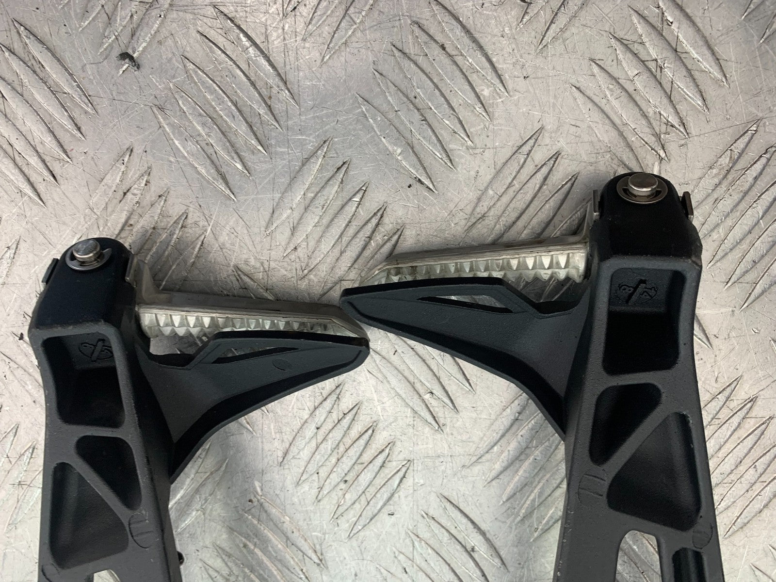 TRIUMPH 675 STREET TRIPLE RX REAR HANGER AND PEGS   2015- 2017 (CMB1299)