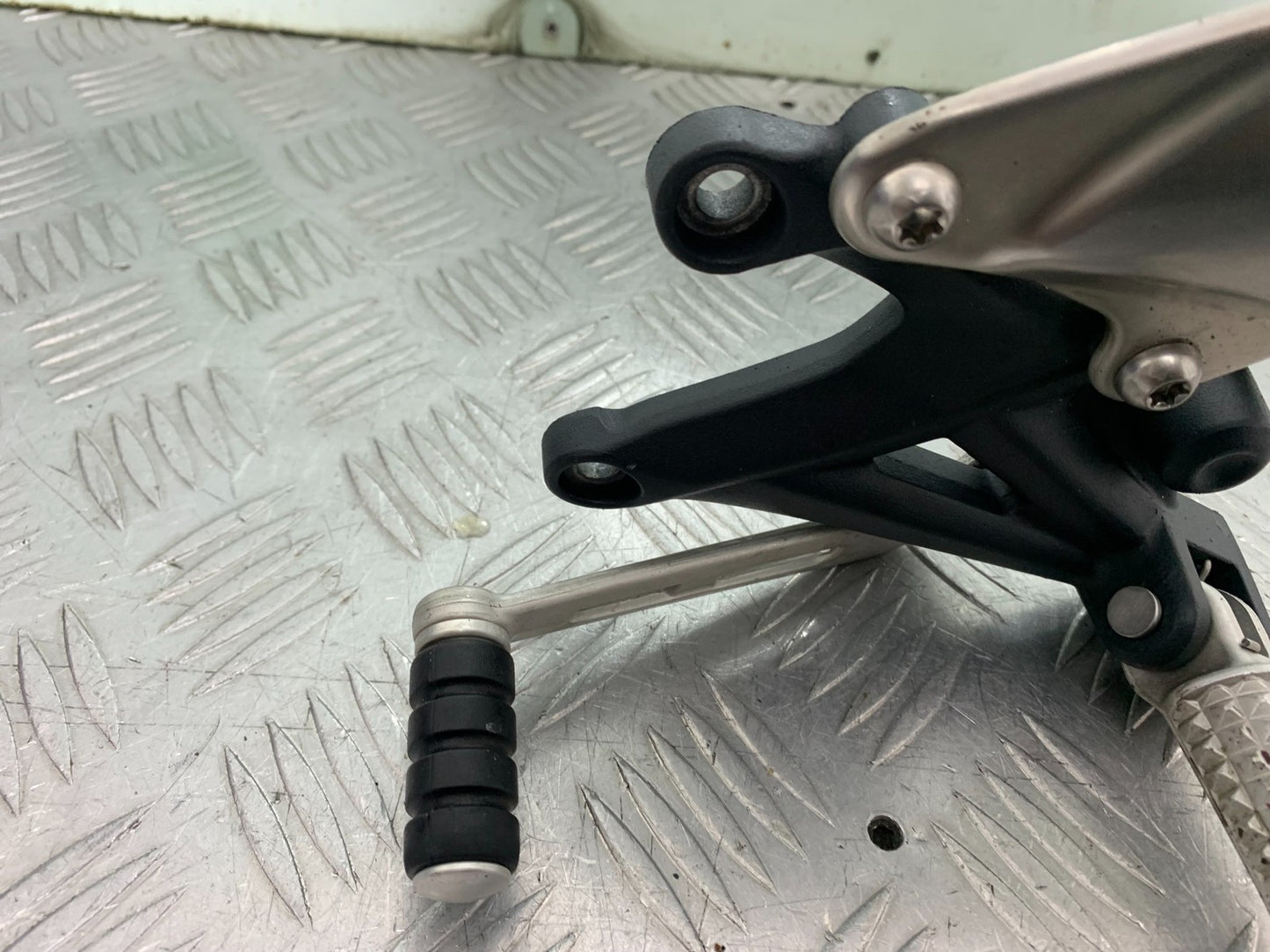 TRIUMPH 675 STREET TRIPLE RX FRONT LEFT HANGER  2015- 2017 (CMB1299)