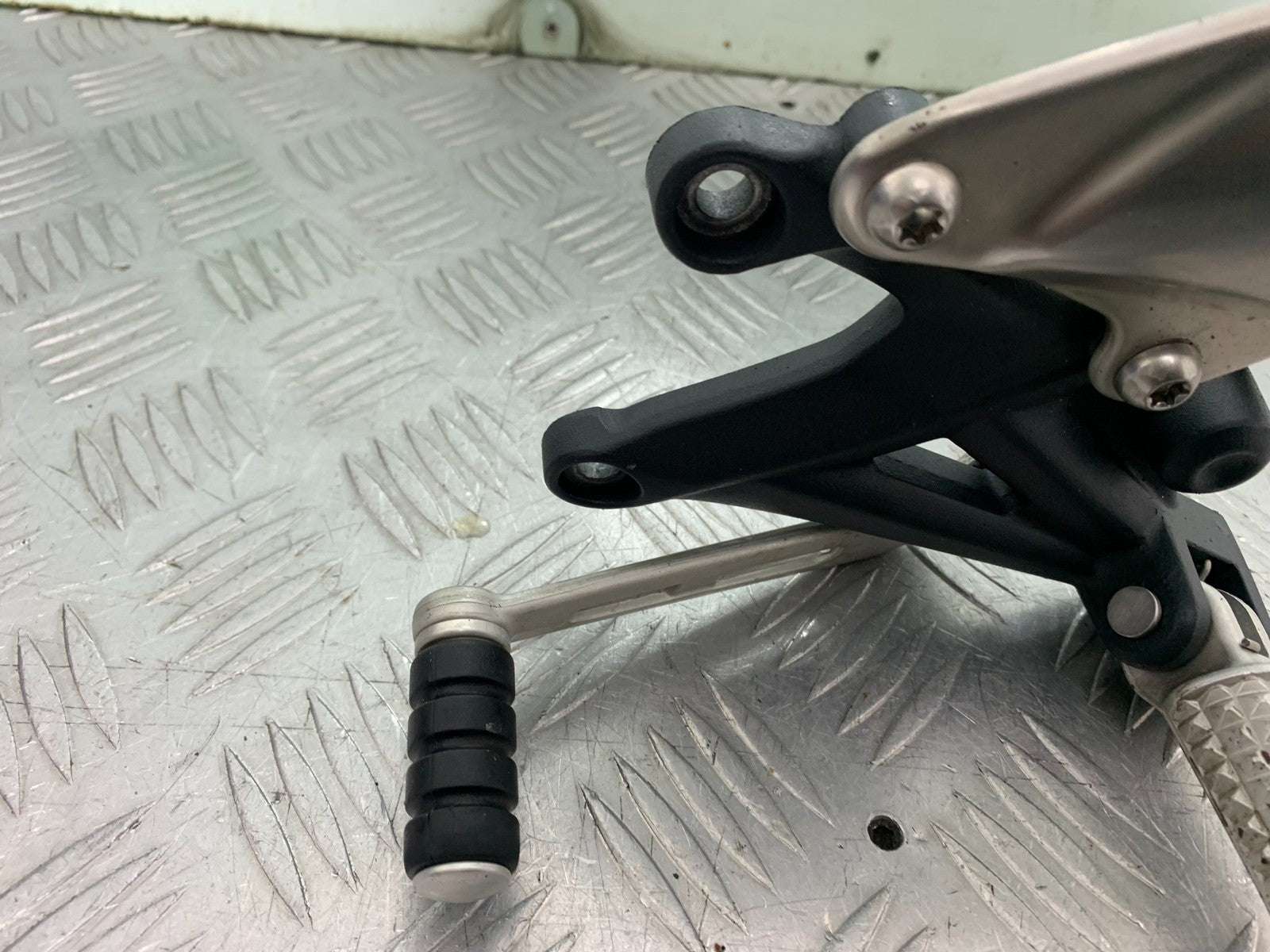 TRIUMPH 675 STREET TRIPLE RX FRONT LEFT HANGER  2015- 2017 (CMB1299)
