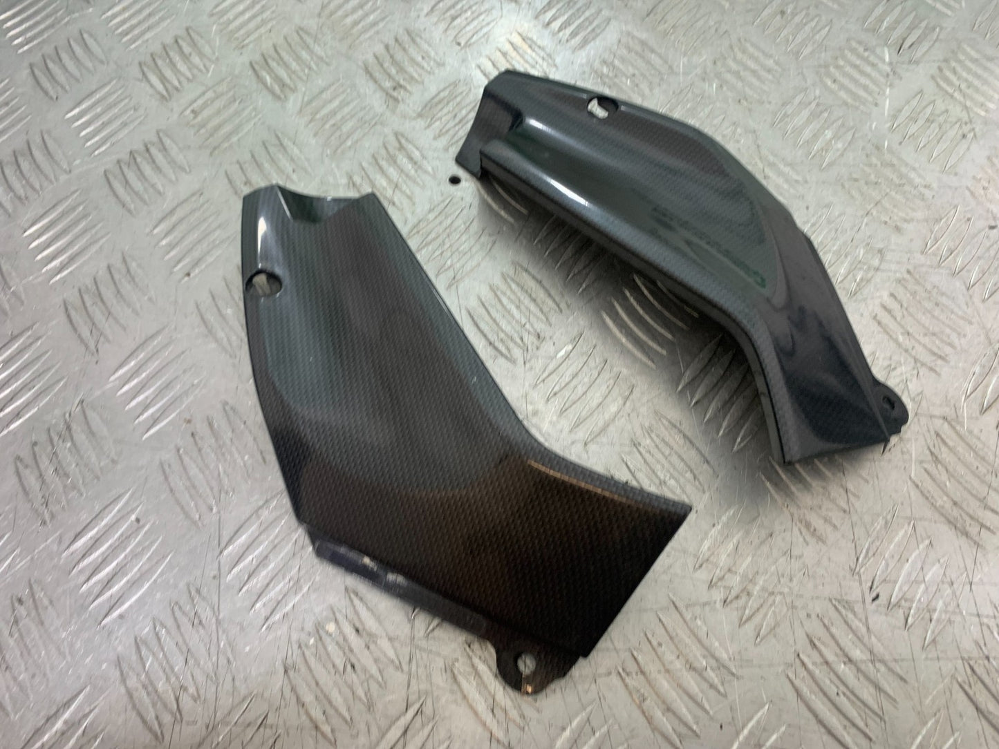 YAMAHA YZF R1 4XV CARBON LOOK TOP FAIRING INFILLS  YEAR 1998-99 (CMB1291)