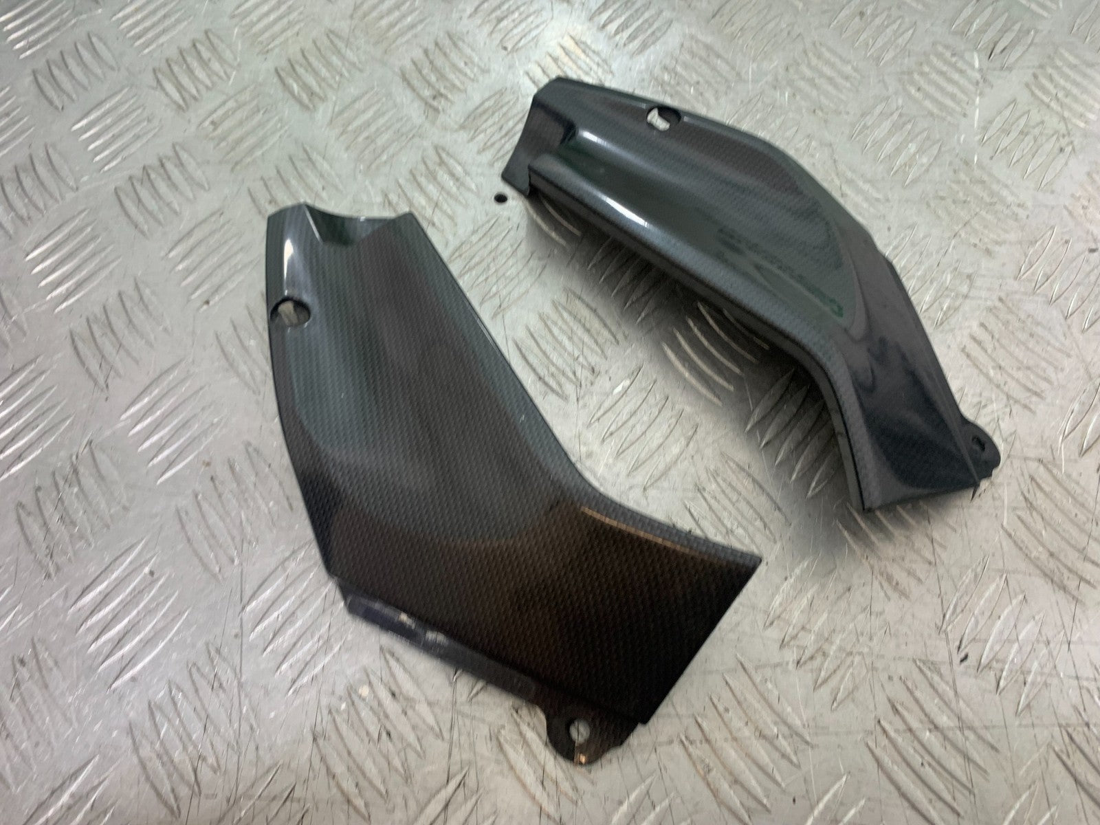 YAMAHA YZF R1 4XV CARBON LOOK TOP FAIRING INFILLS  YEAR 1998-99 (CMB1291)