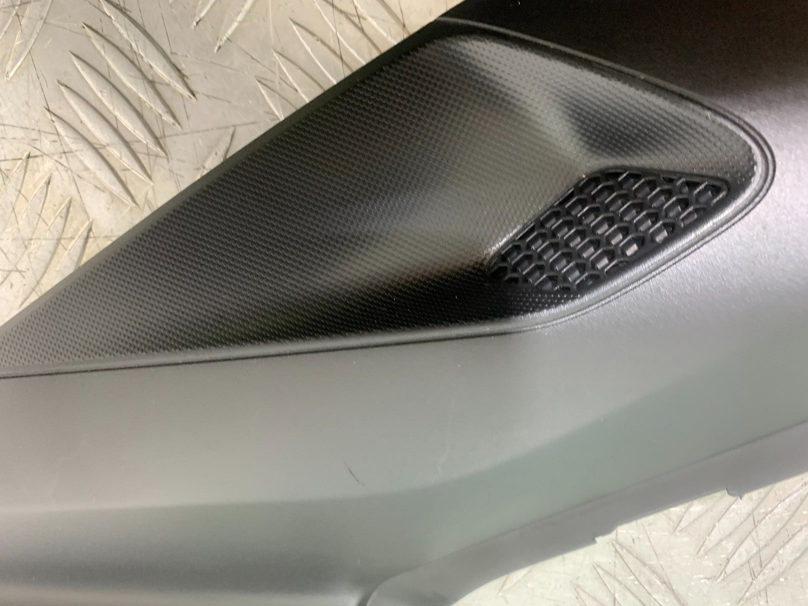 TRIUMPH TRIDENT 660 RIGHT SEAT PANEL   YEAR 2021-2024 (CMB1295)
