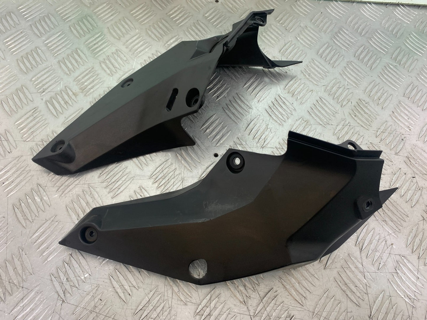 KTM DUKE 125 LEFT AND RIGHT INFILLS  YEAR 2017-2022 (CMB1222)