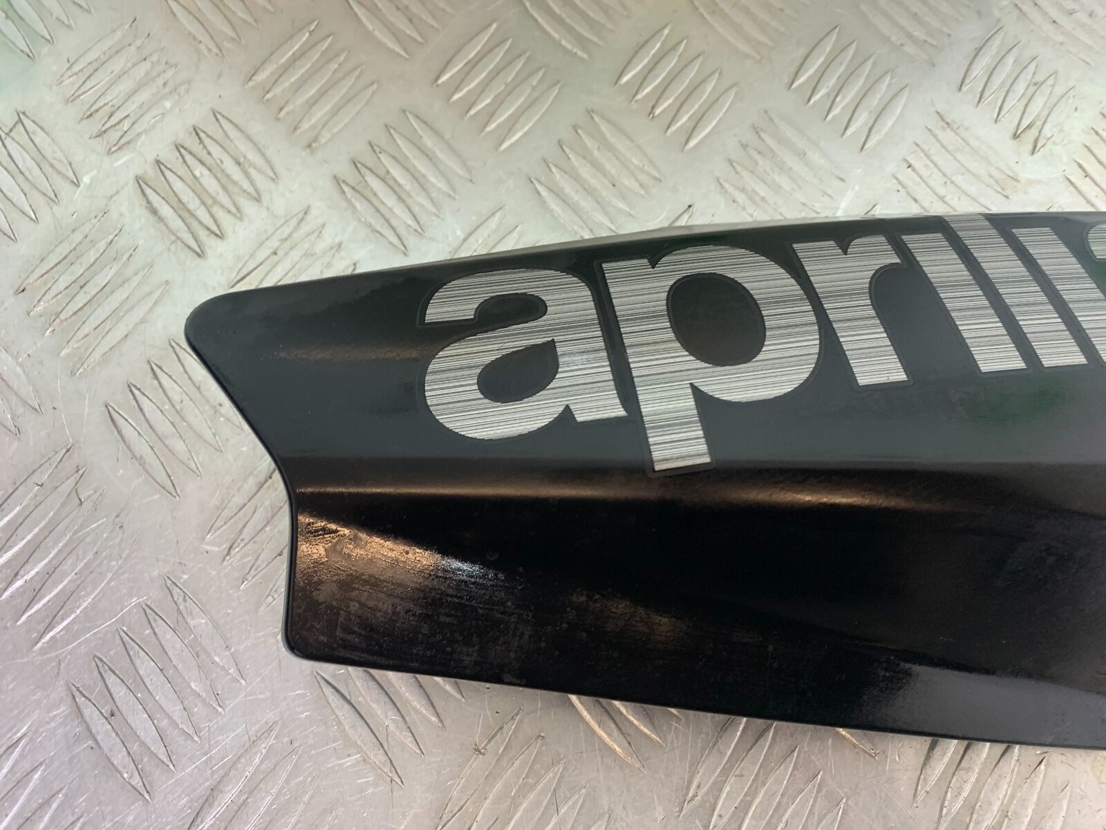 APRILIA SL750 SL 750 SHIVER RIGHT TANK COWL  YEAR 2012 (CMB1074)