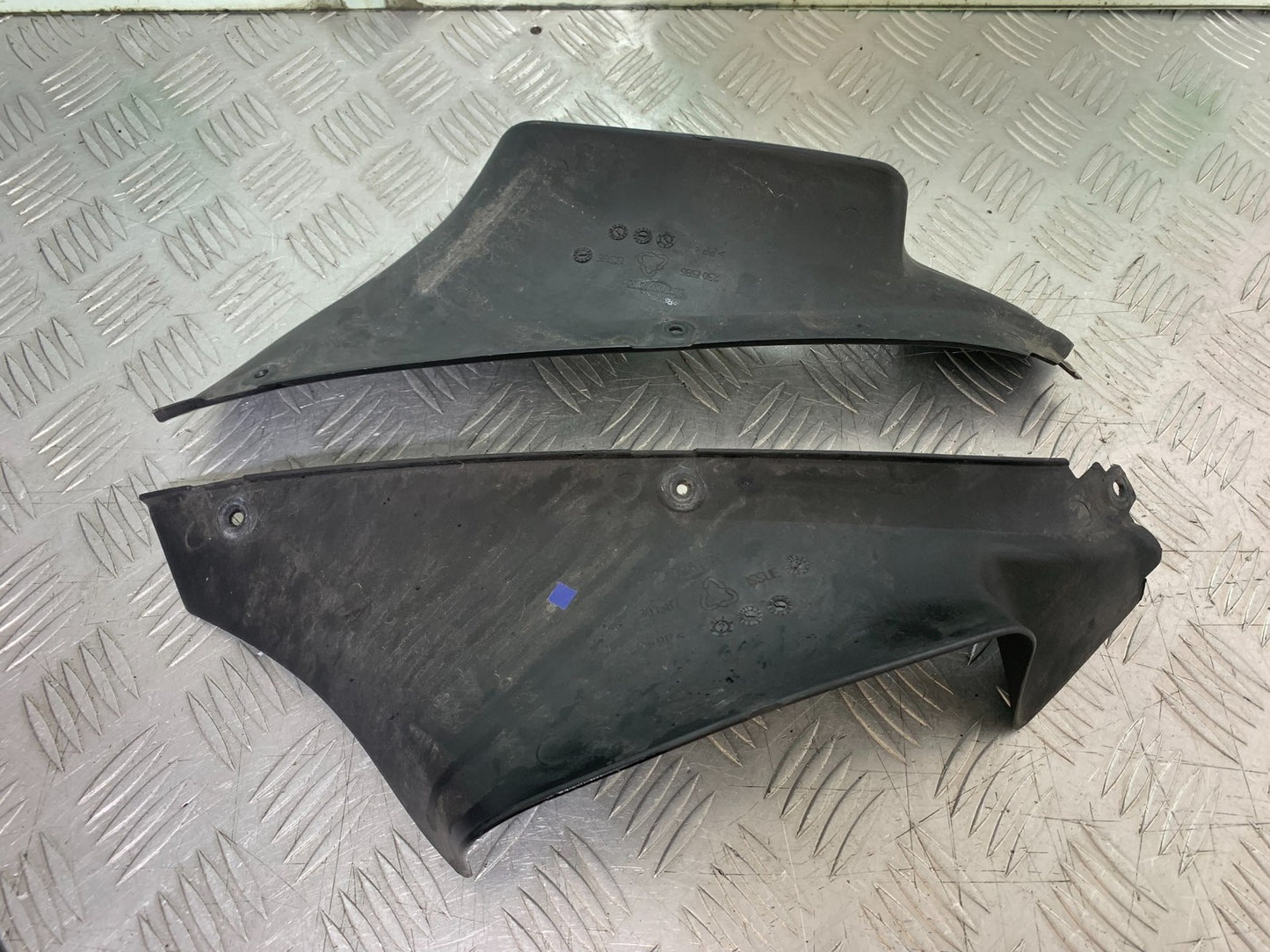TRIUMPH 1050 SPRINT GT LEFT AND RIGHT INNER INFILLS YEAR 2010-2016 (CMB1250)