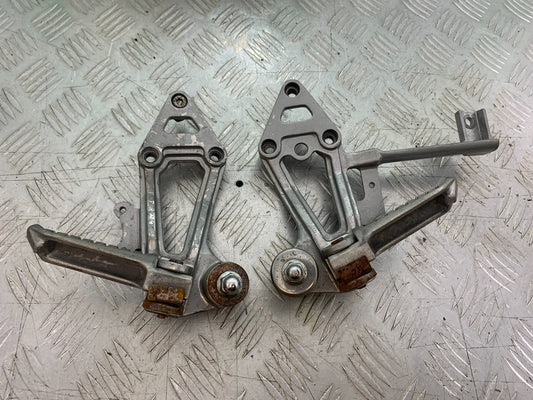 KAWASAKI GPX 750 GPX 750 REAR HANGERS AND PEGS  YEAR 1990