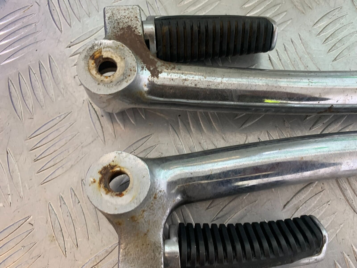 SUZUKI VS1400 VS 1400 INTRUDER REAR FOOTPEGS AND RAILS   YEAR 1988 (CMB1077)