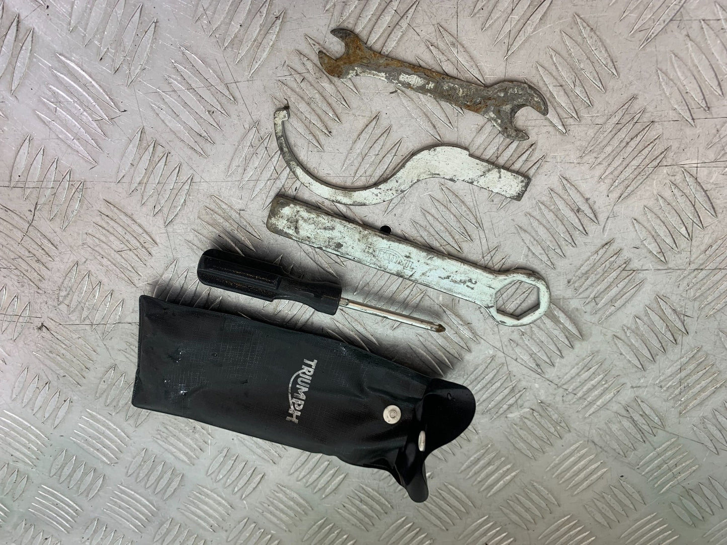 TRIUMPH SPEED TRIPLE R 1050 TOOL KIT 2009 (CMB1183)