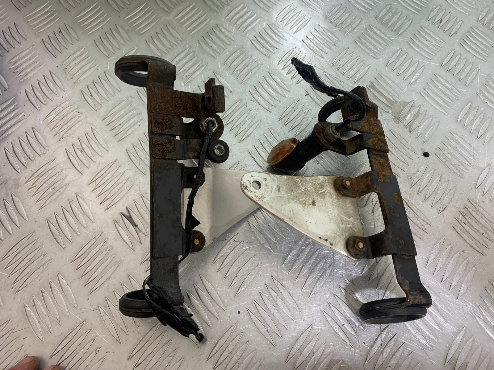 SUZUKI GSF1200  GSF 1200 BANDIT HEADLIGHT BRACKETS  YEAR 1997-2000 (CMB1149)