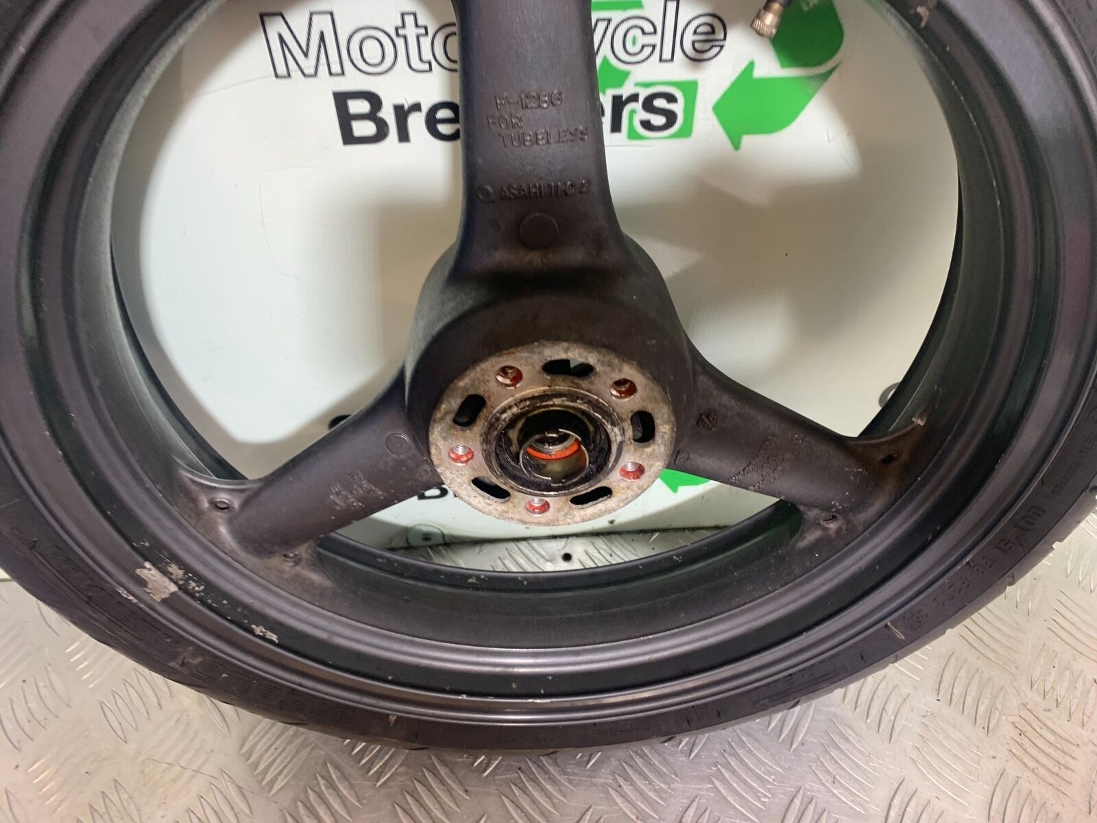 KAWASAKI Z750 ZR750 ZR-7S FRONT WHEEL   YEAR 1999-05 (CMB1135)