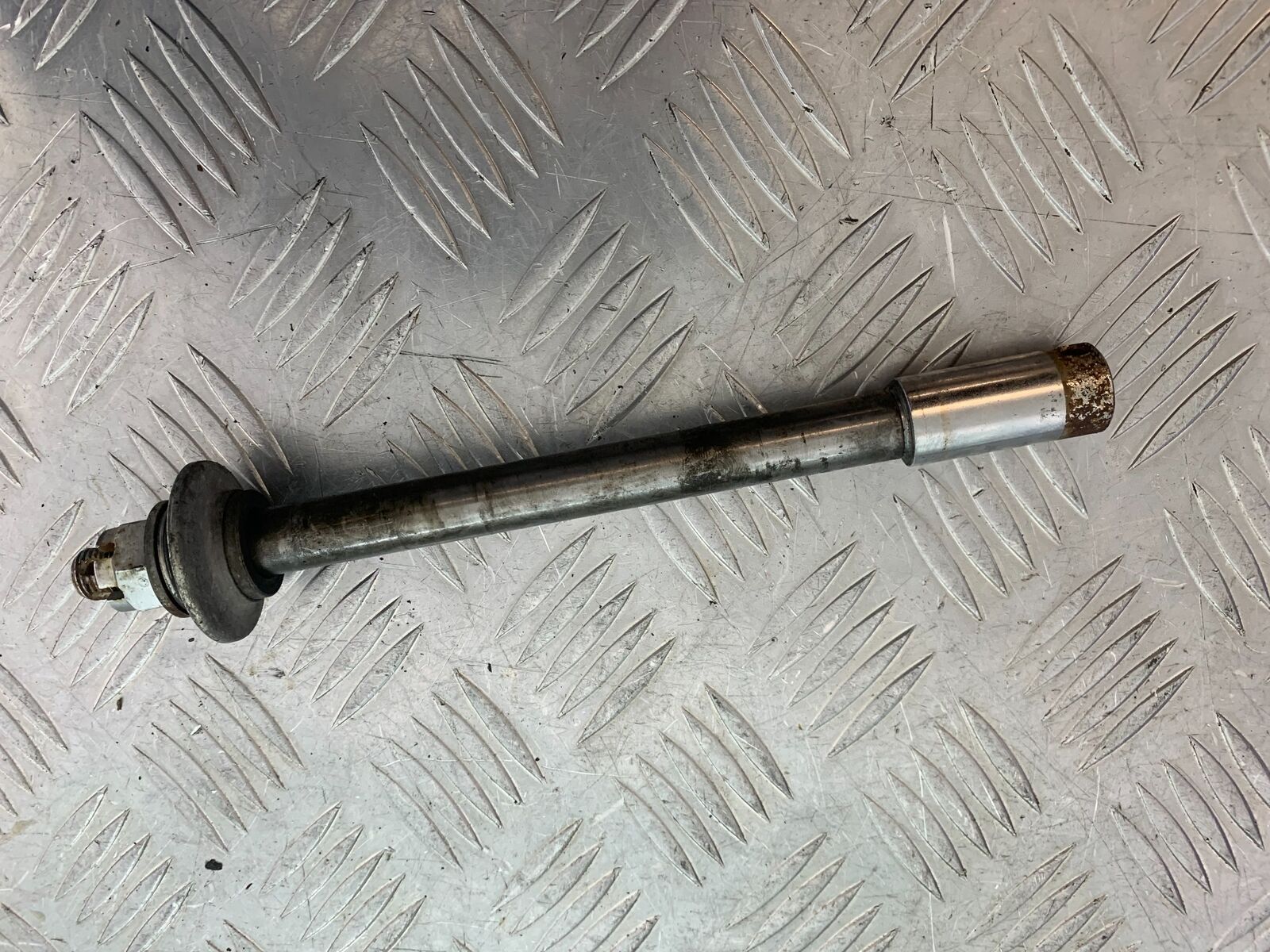 YAMAHA XS1100 MIDNIGHT SPECIAL REAR WHEEL SPINDLE   YEAR 1980-1982 (CMB1122)