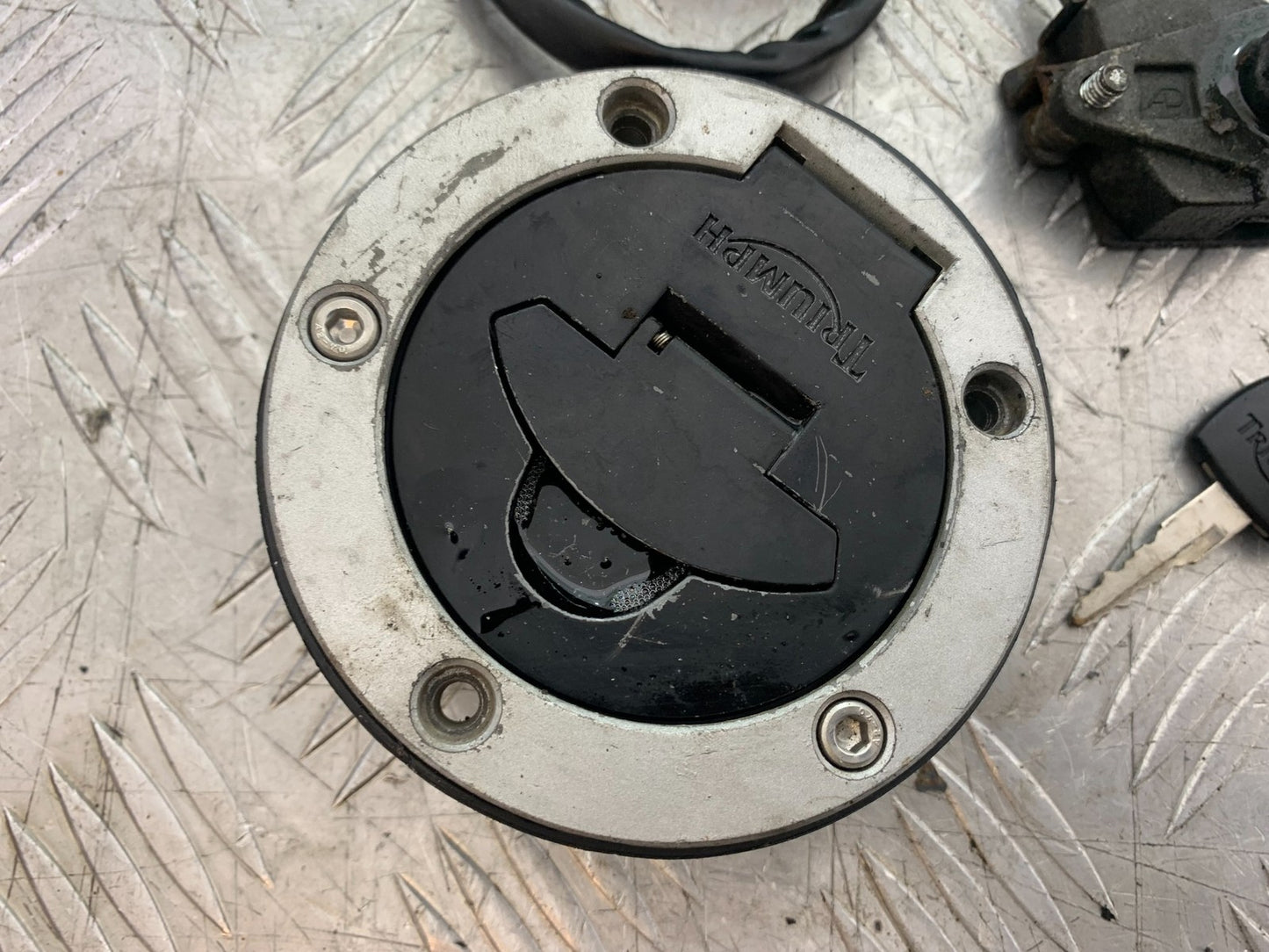 TRIUMPH TROPHY 900 LOCKS AND KEY  YEAR 1991-95 (CMB1251)
