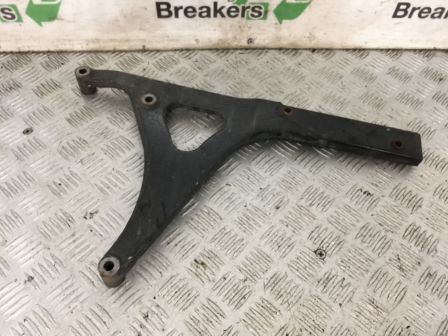 SUZUKI AN 250 BURGMAN EXHAUST BRACKET  YEAR 1999  (STOCK 881)