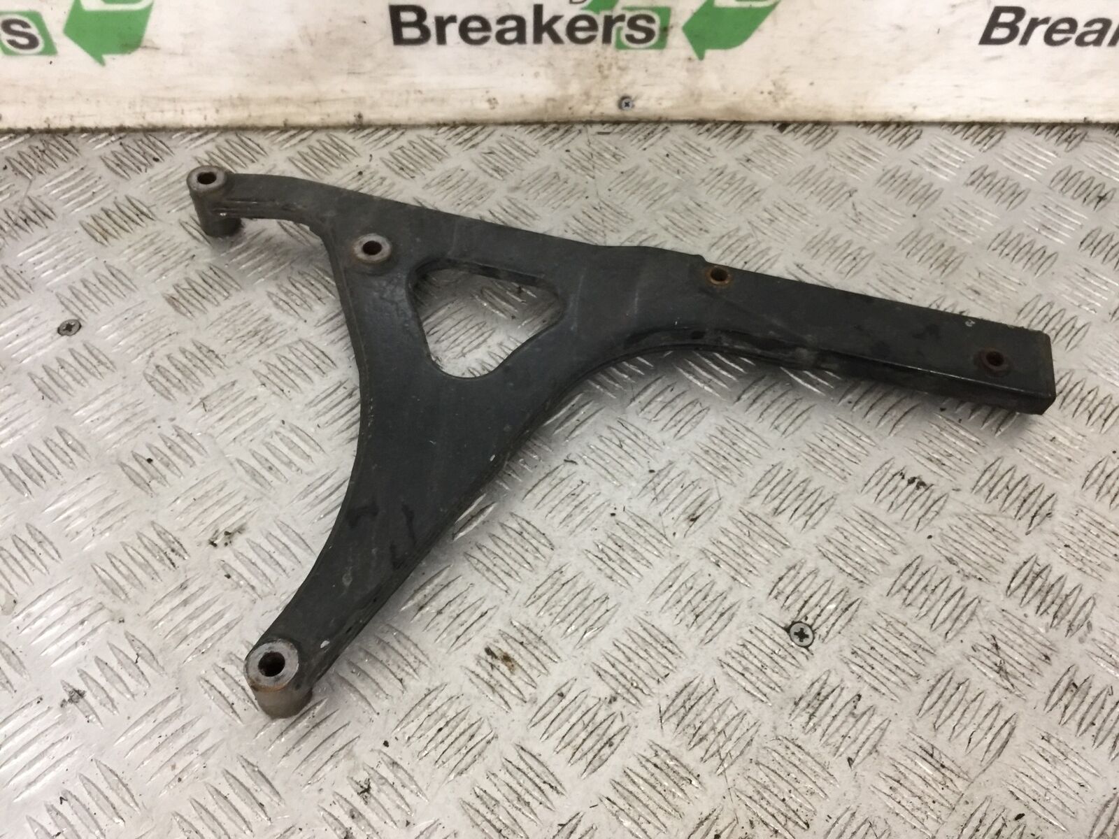 SUZUKI AN 250 BURGMAN EXHAUST BRACKET  YEAR 1999  (STOCK 881)