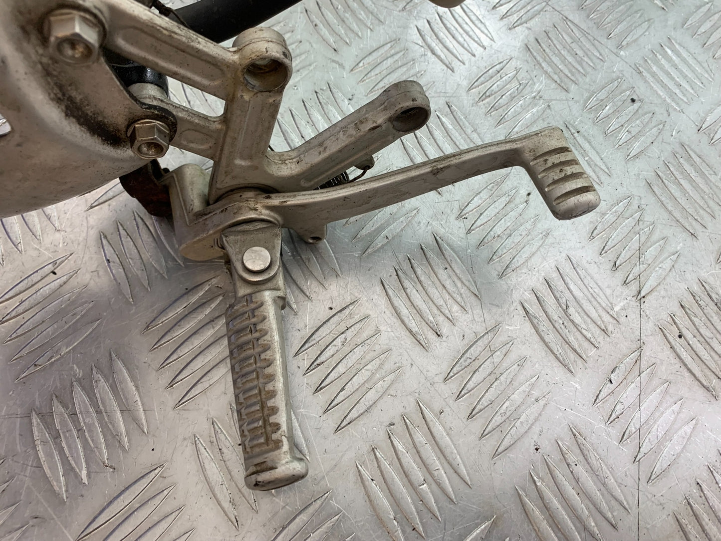 TRIUMPH T509 SPEED TRIPLE FRONT RIGHT HANGER  YEAR 1997-1998 (CMB1144)