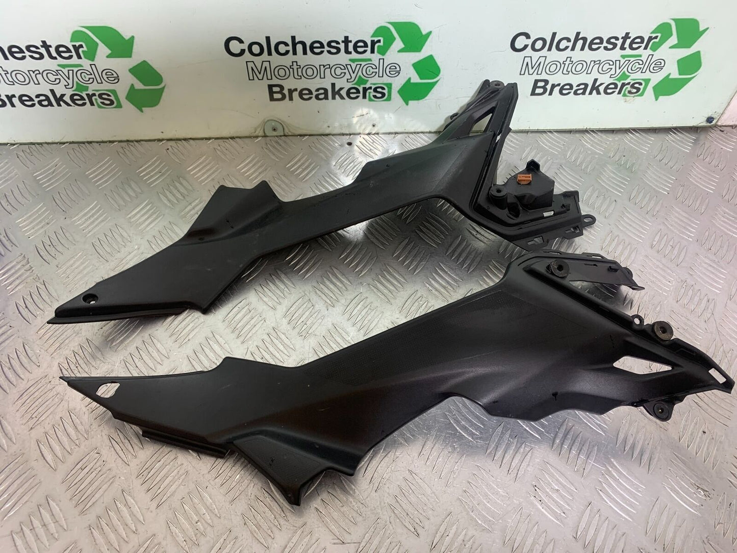 KAWASAKI Z650 ER650 KNFAN LEFT & RIGHT SIDE INFILLS  YEAR 2022-2024 (CMB1112)