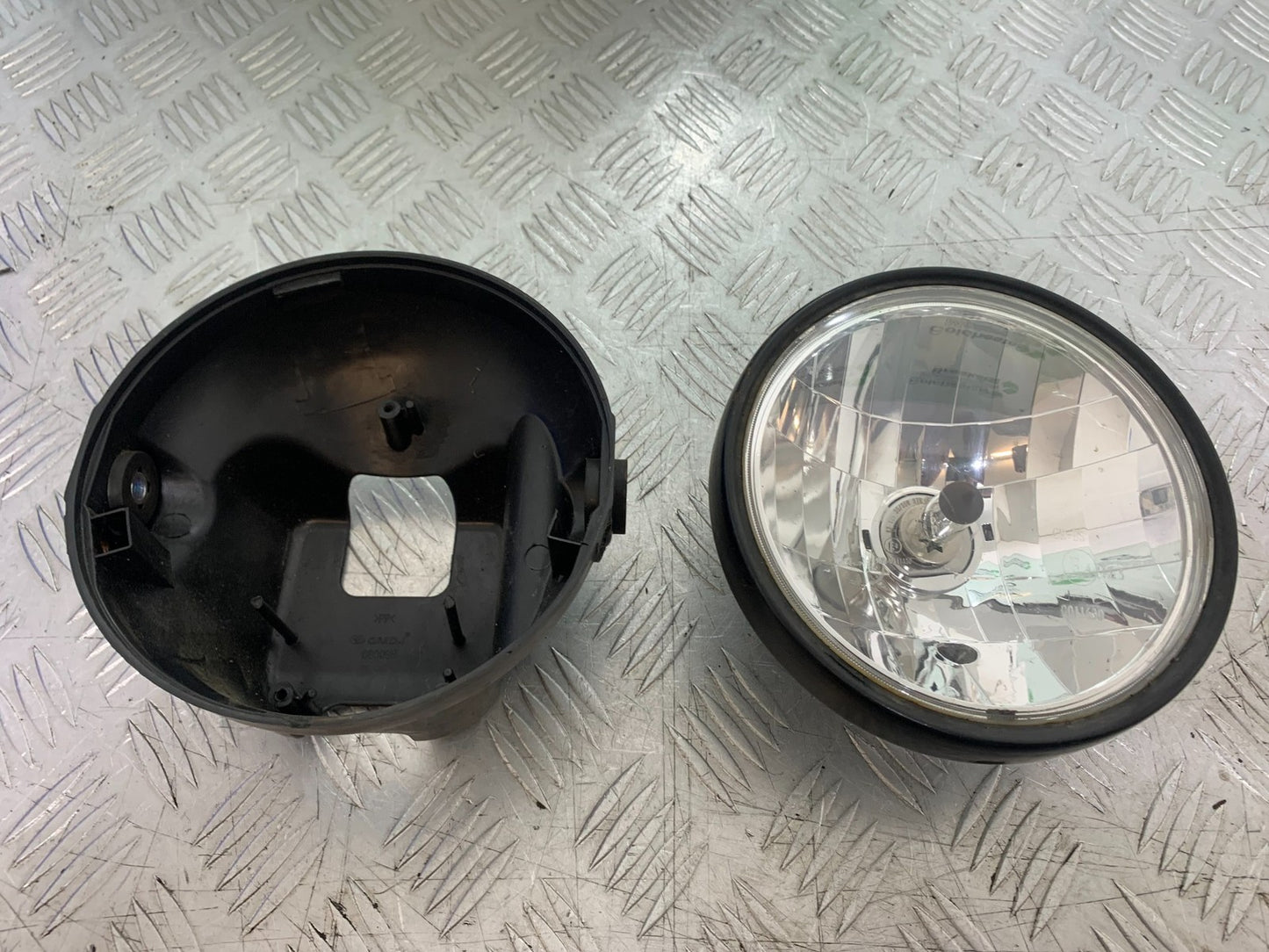 YAMAHA YBR125 YBR 125 HEADLIGHT AND BACKING YEAR 2010-2017 (CMB1252)