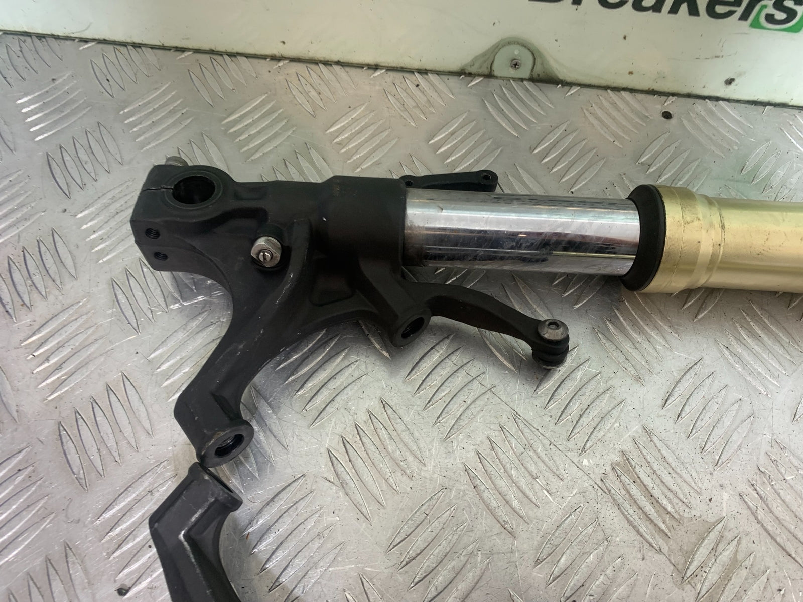 YAMAHA YZF R1 FORKS (BENT SOLD AS PARTS)  YEAR 2004-2006 (CMB1155)