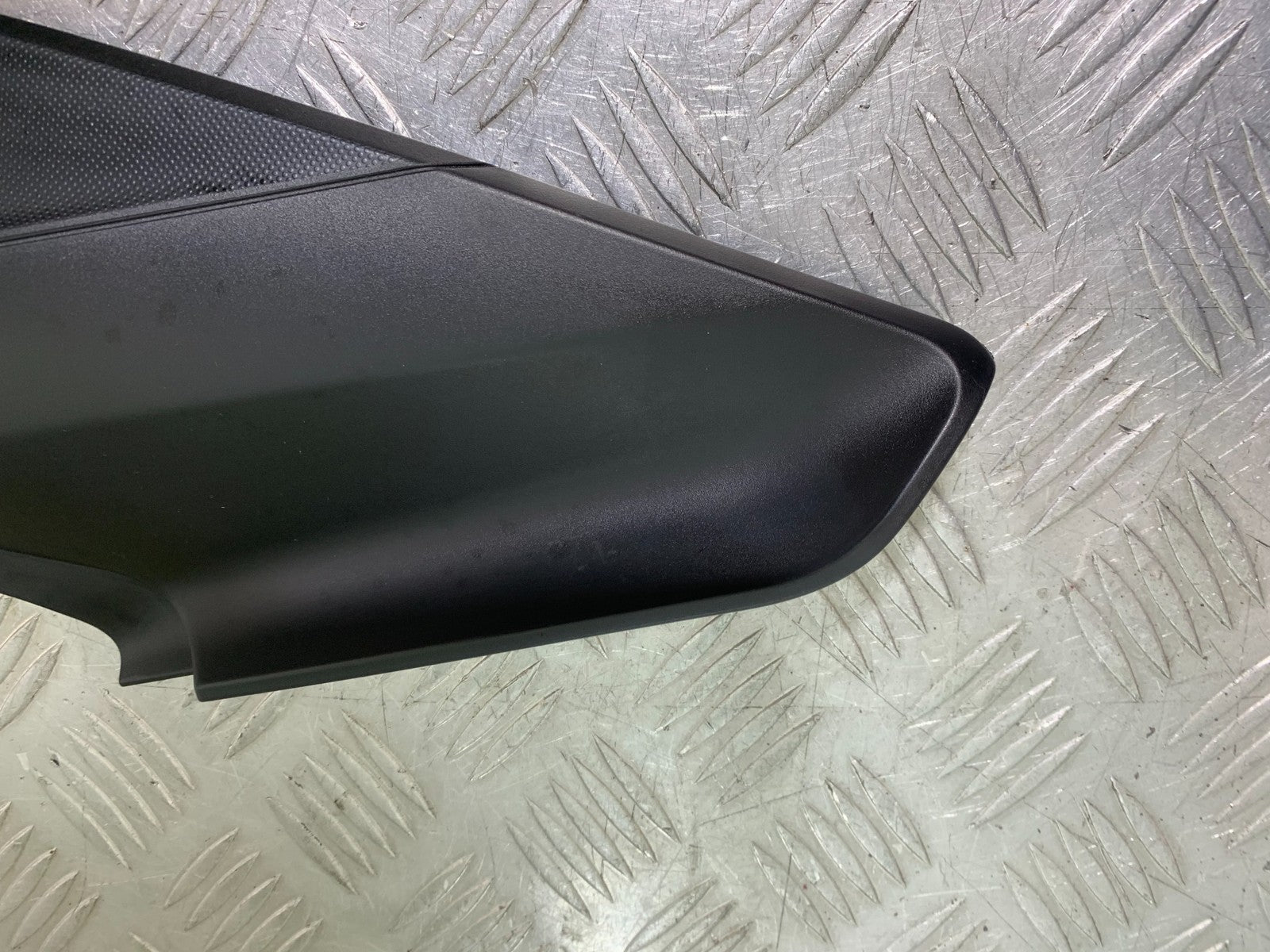 TRIUMPH TRIDENT 660 LEFT SEAT PANEL   YEAR 2021-2024 (CMB1295)