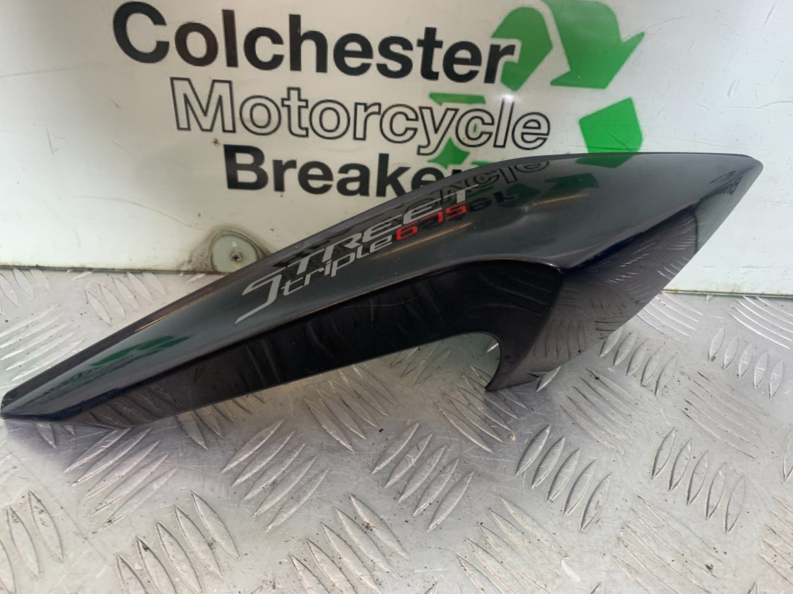 TRIUMPH 675 STREET TRIPLE RIGHT SEAT PANEL    2013-2016 (CMB1186)