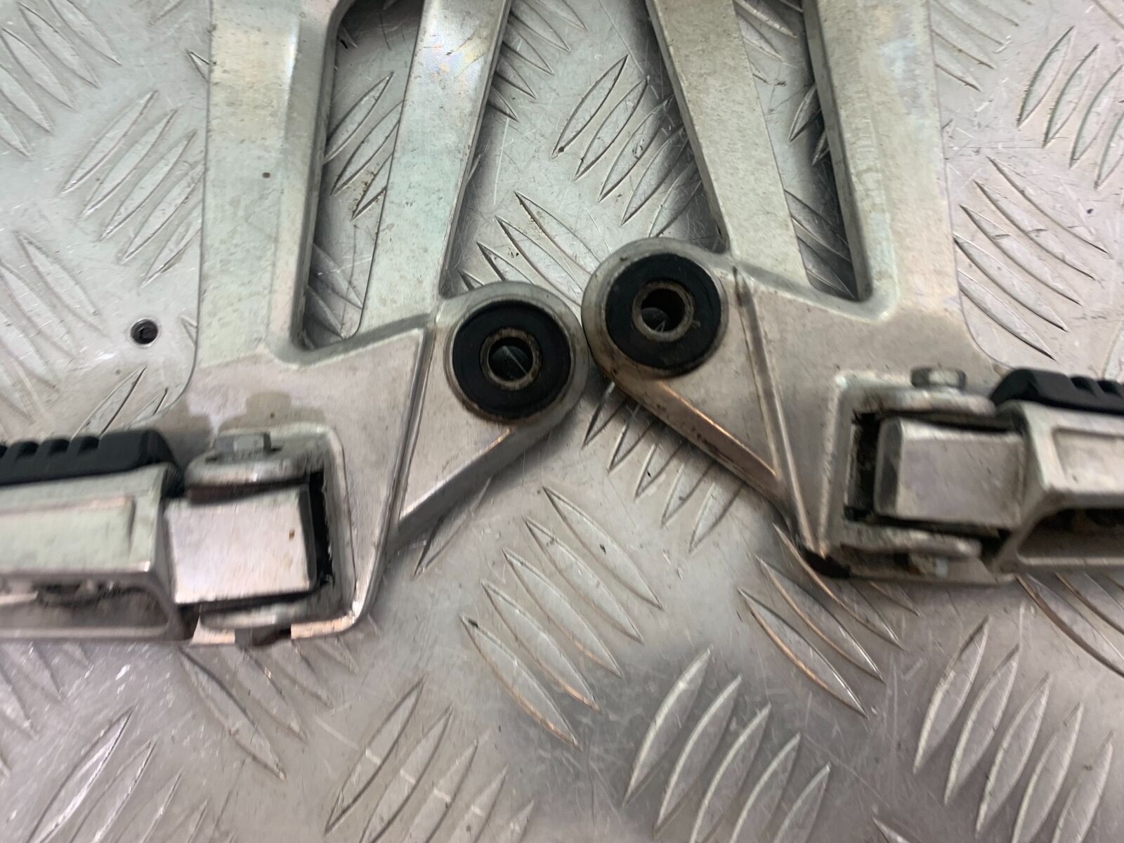 YAMAHA XJR1300 XJR 1300 REAR HANGERS AND PEGS   YEAR 1999-2003 (CMB1055)
