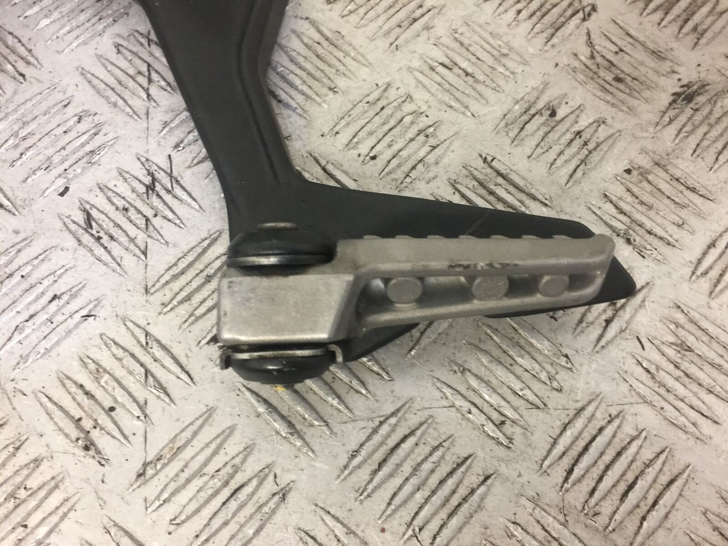 KAWASAKI Z400 Z 400 REAR HANGER AND PEGS   YEAR 2019  (STOCK 672)
