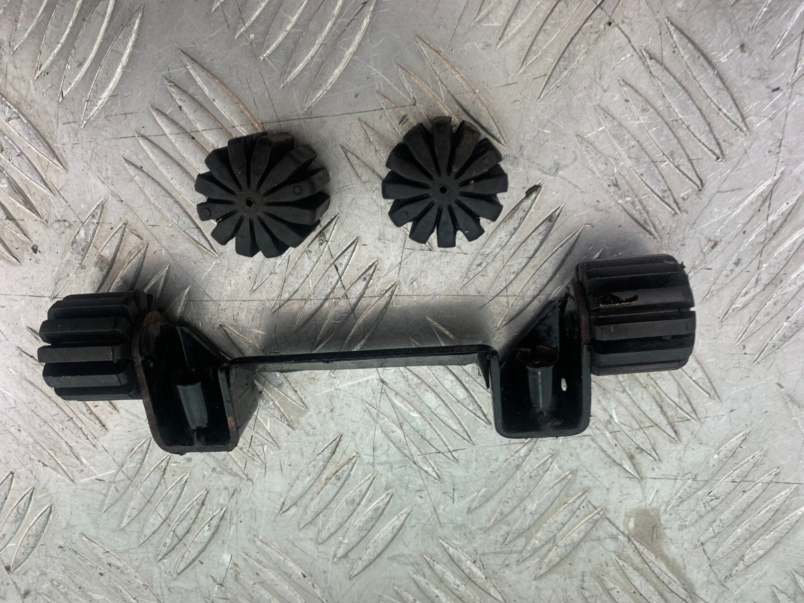 BMW R850 R R850R PETROL TANK MOUNT AND RUBBERS  YEAR 1994-2002 (CMB1170)