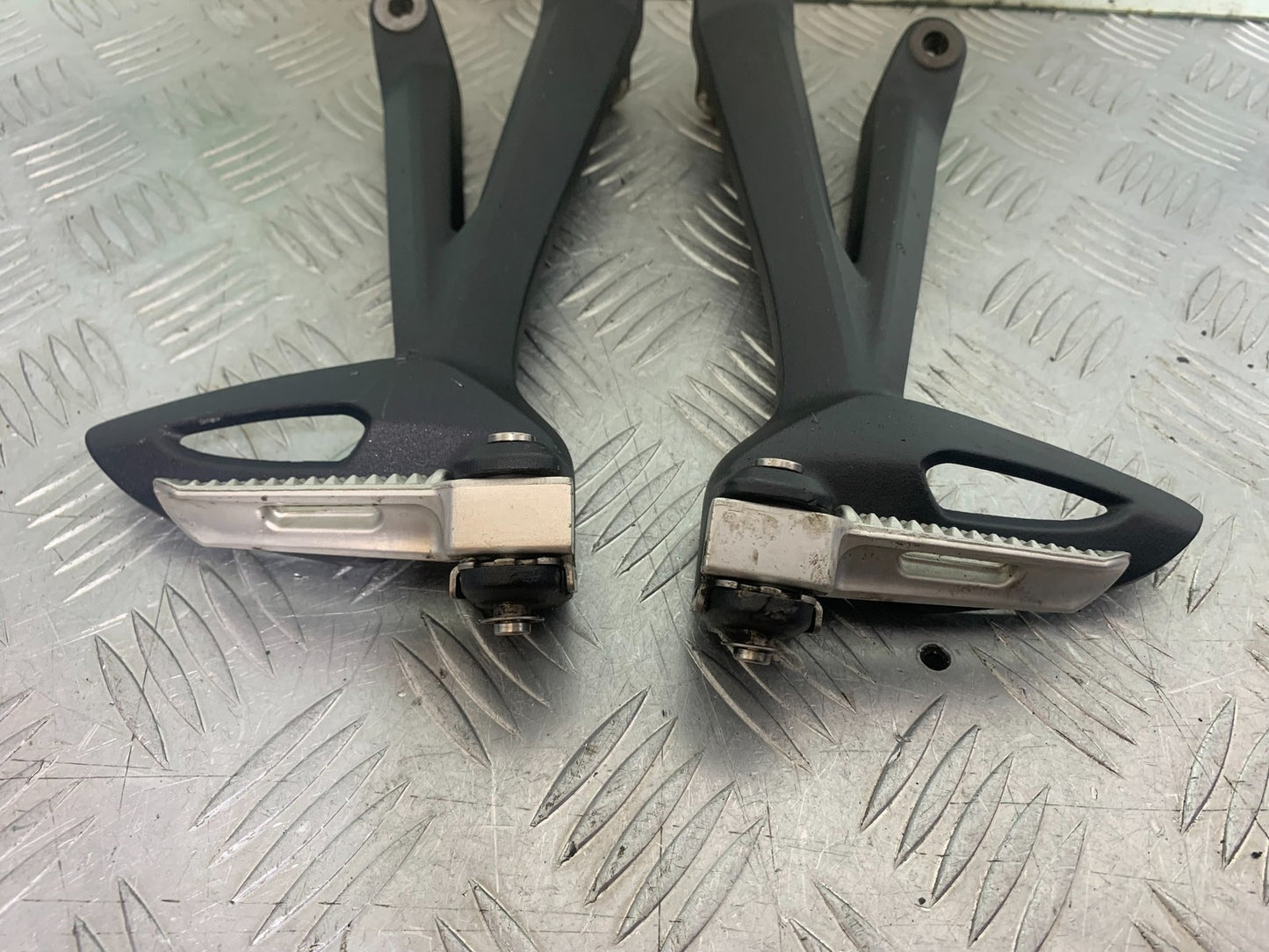 TRIUMPH 675 STREET TRIPLE REAR HANGERS AND PEGS  2013-2016 (CMB1186)
