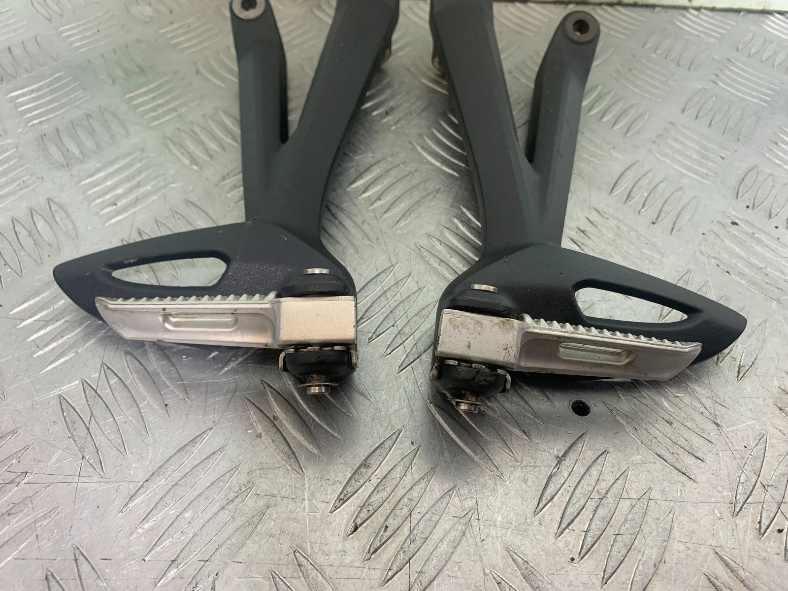 TRIUMPH 675 STREET TRIPLE REAR HANGERS AND PEGS  2013-2016 (CMB1186)