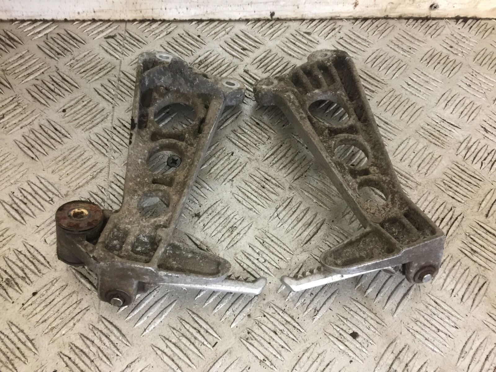 HONDA CB1 CB-1 CB 1 400 REAR HANGERS AND PEGS YEAR 1989-1990 (STOCK 739)