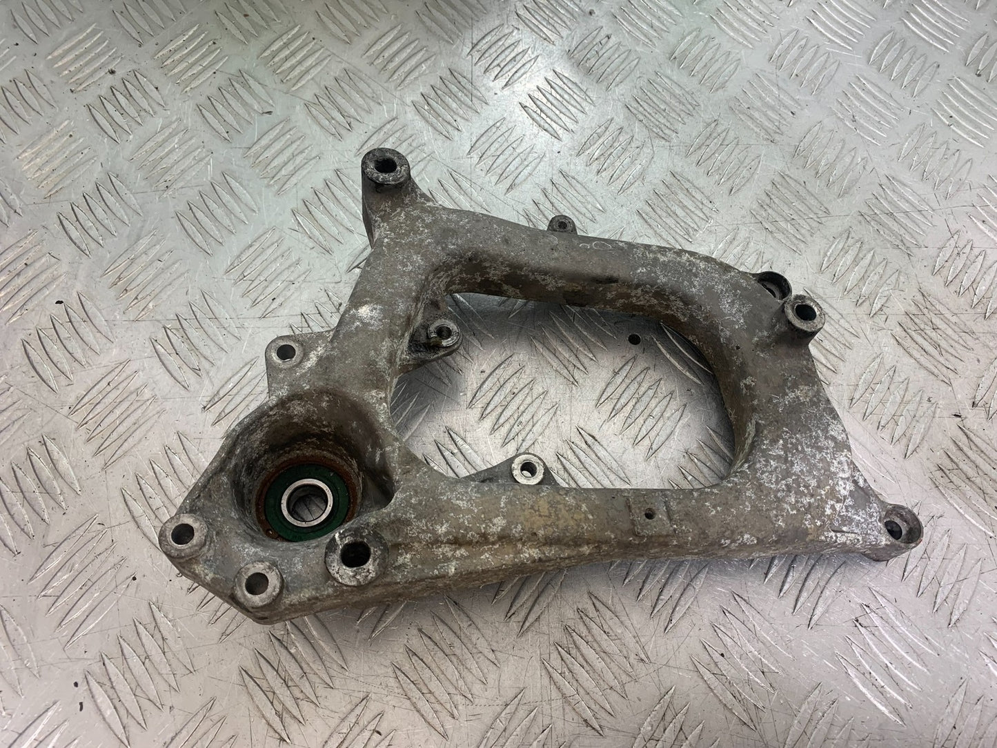 PIAGGIO MP3 250 ie EXHAUST BRACKET  YEAR 2007 (CMB1307)