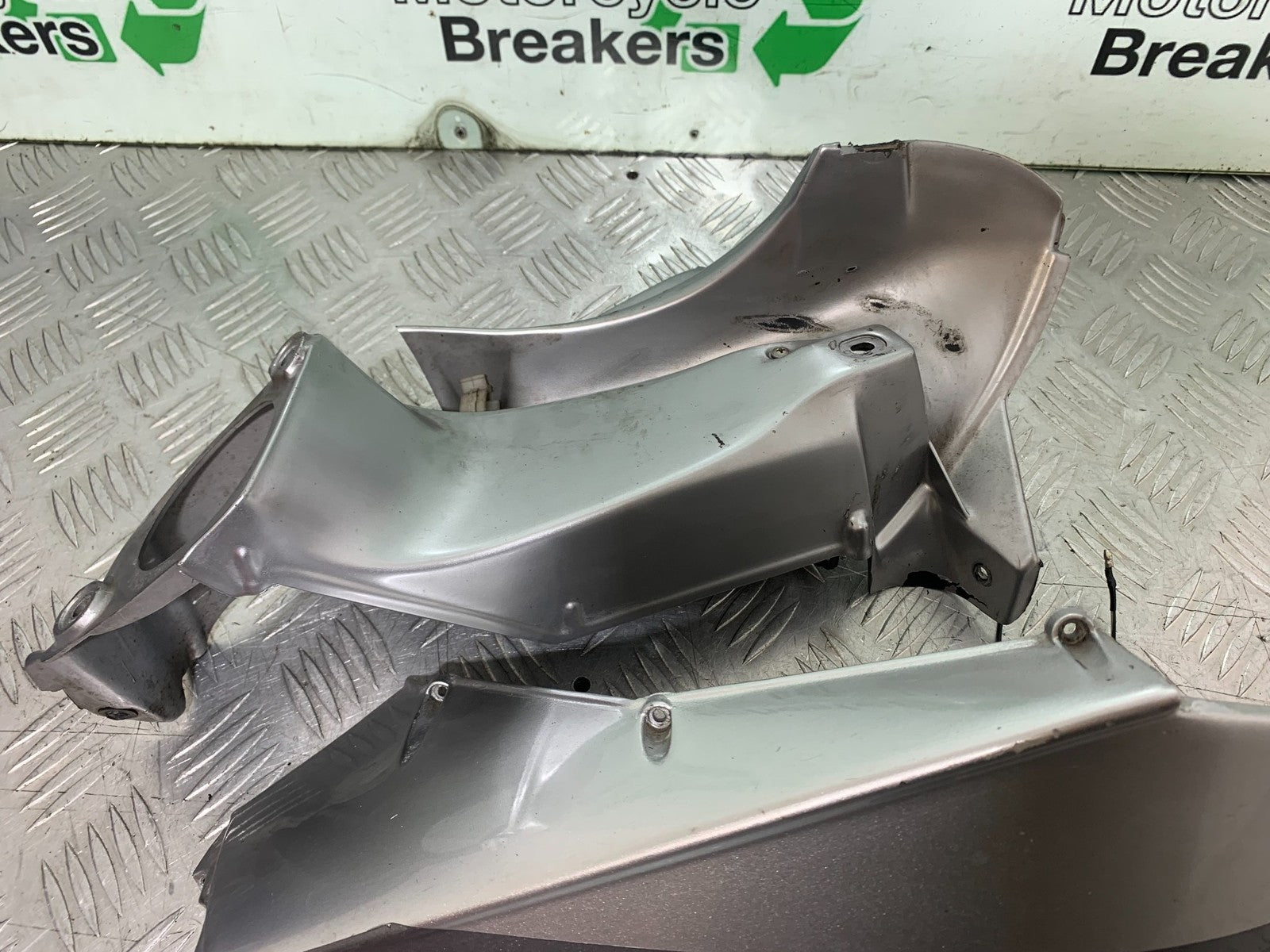 APRILIA RSV1000 RSV 1000 MILLE RIGHT AIR TUBE   1998- 2003 (CMB1184)