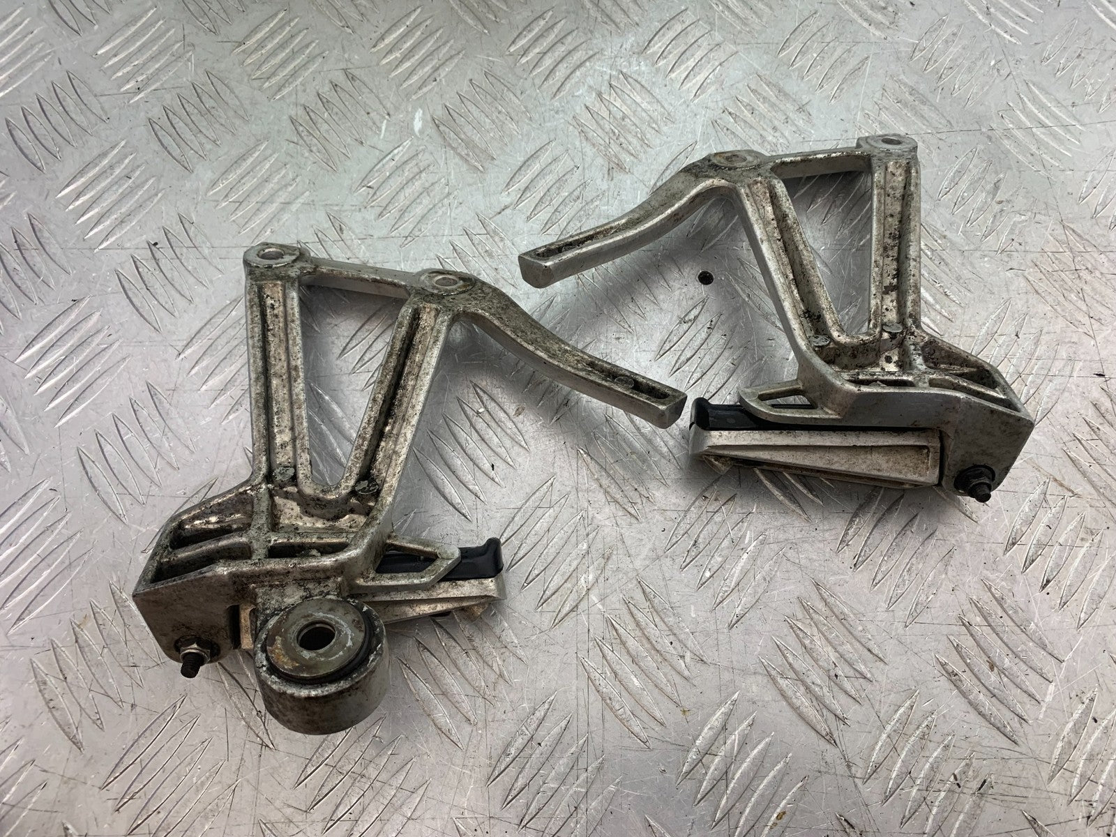 YAMAHA FZS600 FAZER 600 REAR HANGERS  YEAR 1998-2001 (CMB1267)