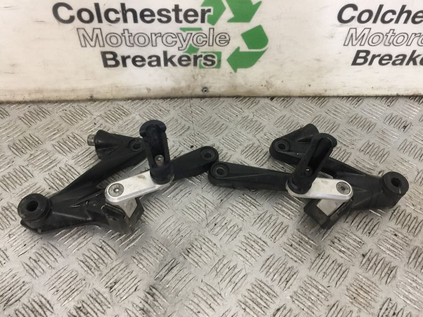 KAWASAKI ZZR1400 ZZR 1400 REAR HANGERS AND PEGS   YEAR 2007-11(STOCK 893)