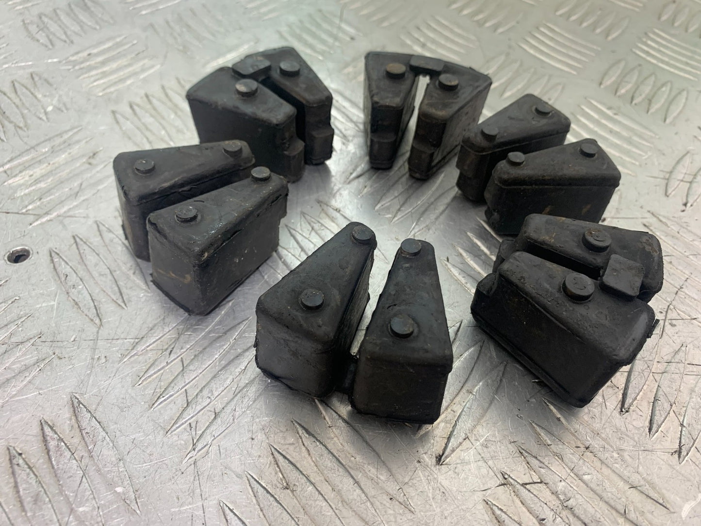 YAMAHA YZF1000 THUNDERACE CUSH DRIVE RUBBERS   YEAR 1997-2000 (CMB1204)