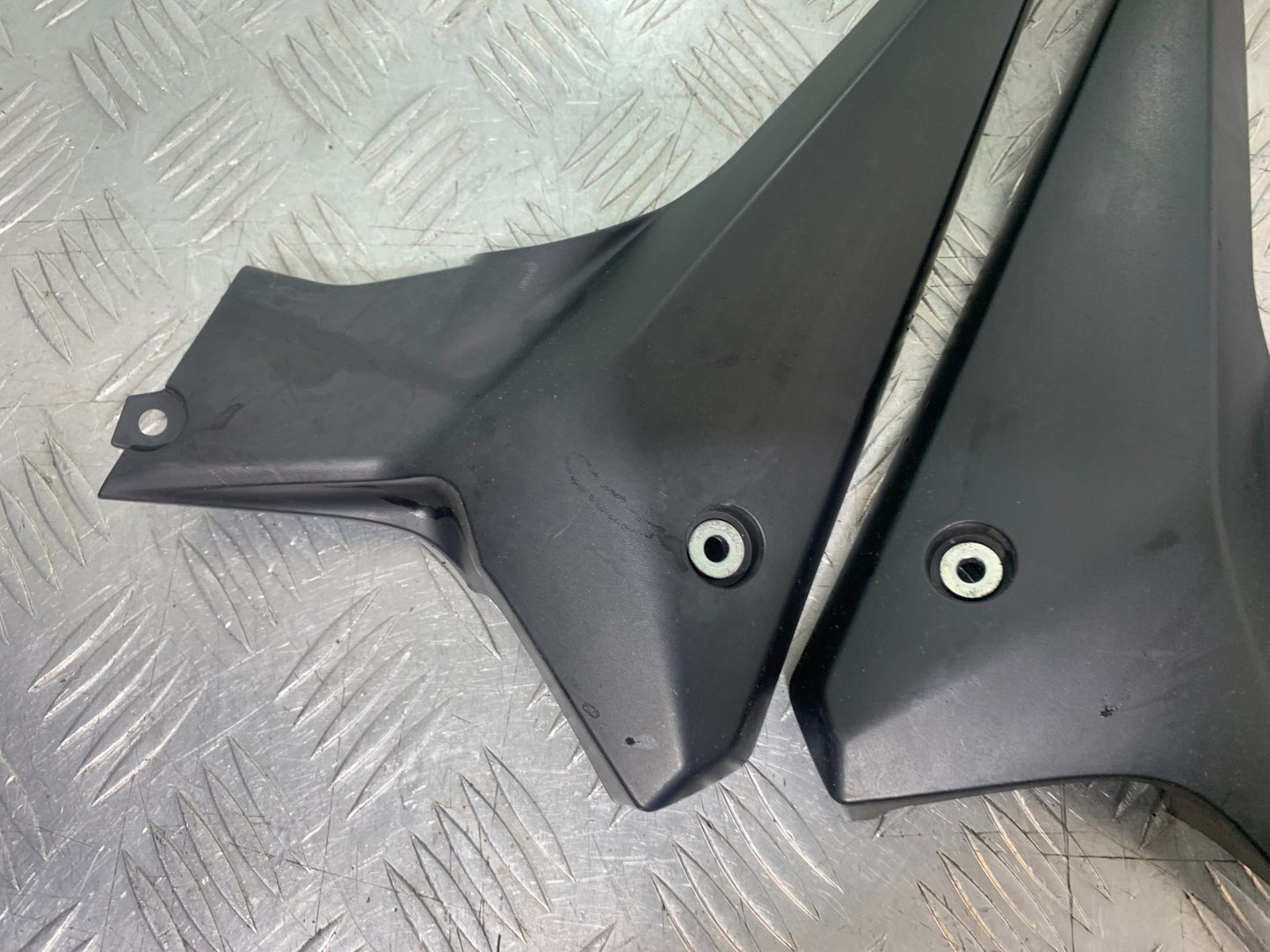 YAMAHA XJ6 XJ6-S LEFT AND RIGHT SIDE COVERS  YEAR 2009-2015  (CMB1212)