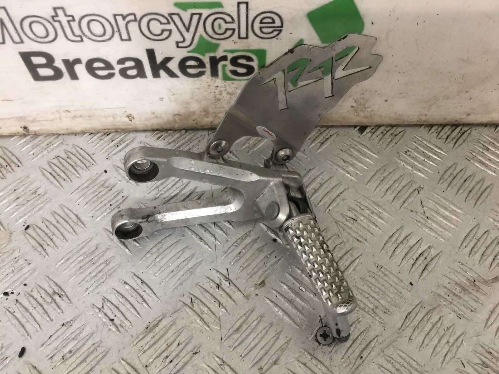 HONDA CBR1000 rr FIREBLADE FRONT LEFT HANGER   YEAR 2004  (STOCK 853)