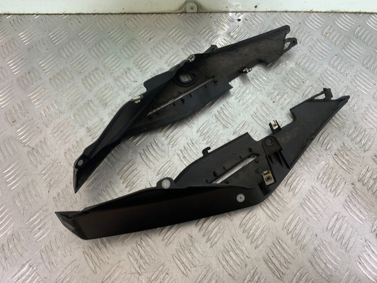 APRILIA TUONO 1000 V4R LEFT AND RIGHT SEAT PANELS  YEAR 2011-13  (CMB1316)