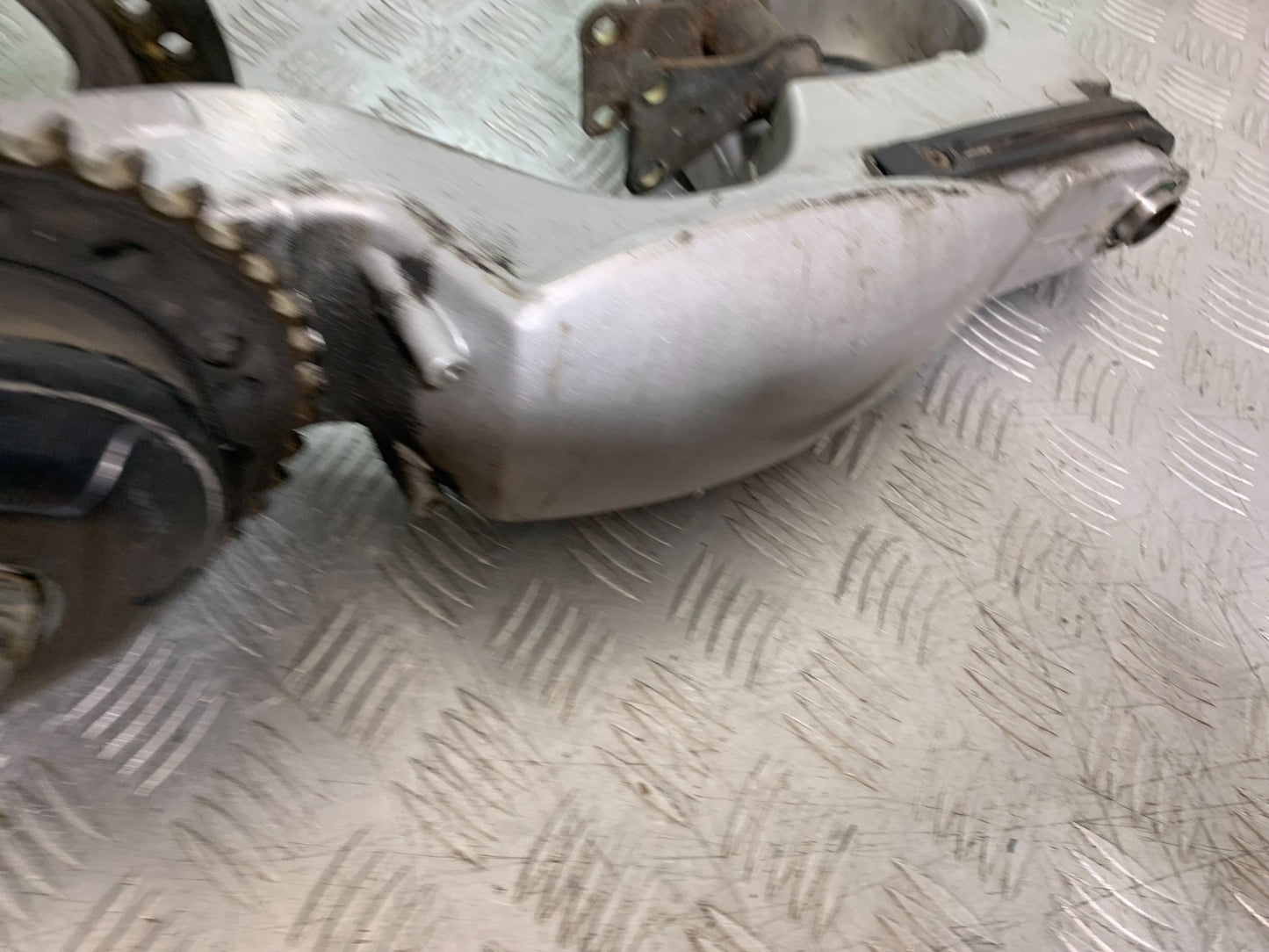 TRIUMPH 955I SPRINT RS SWINGARM  YEAR 1999-03 (CMB1313)