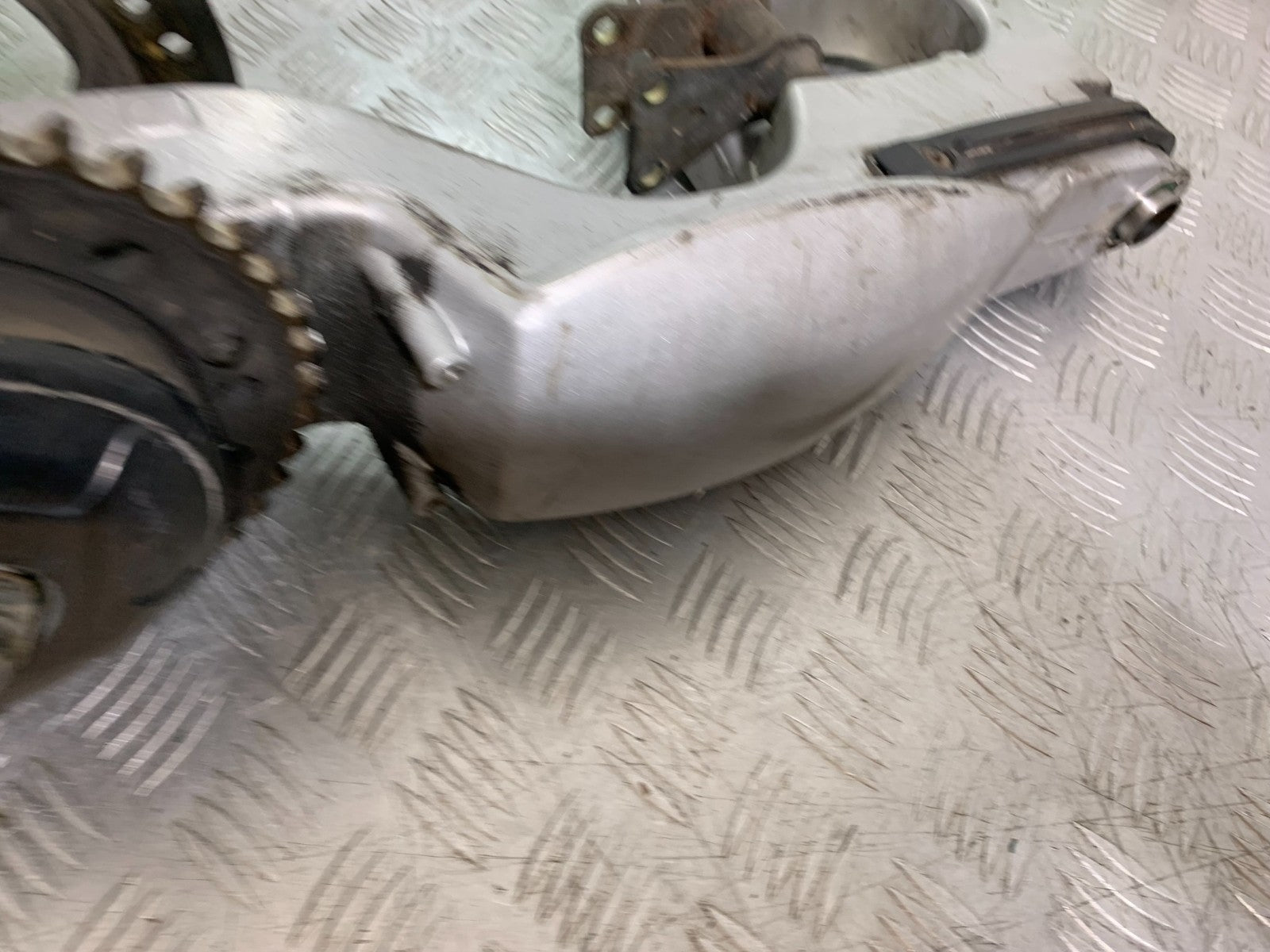 TRIUMPH 955I SPRINT RS SWINGARM  YEAR 1999-03 (CMB1313)
