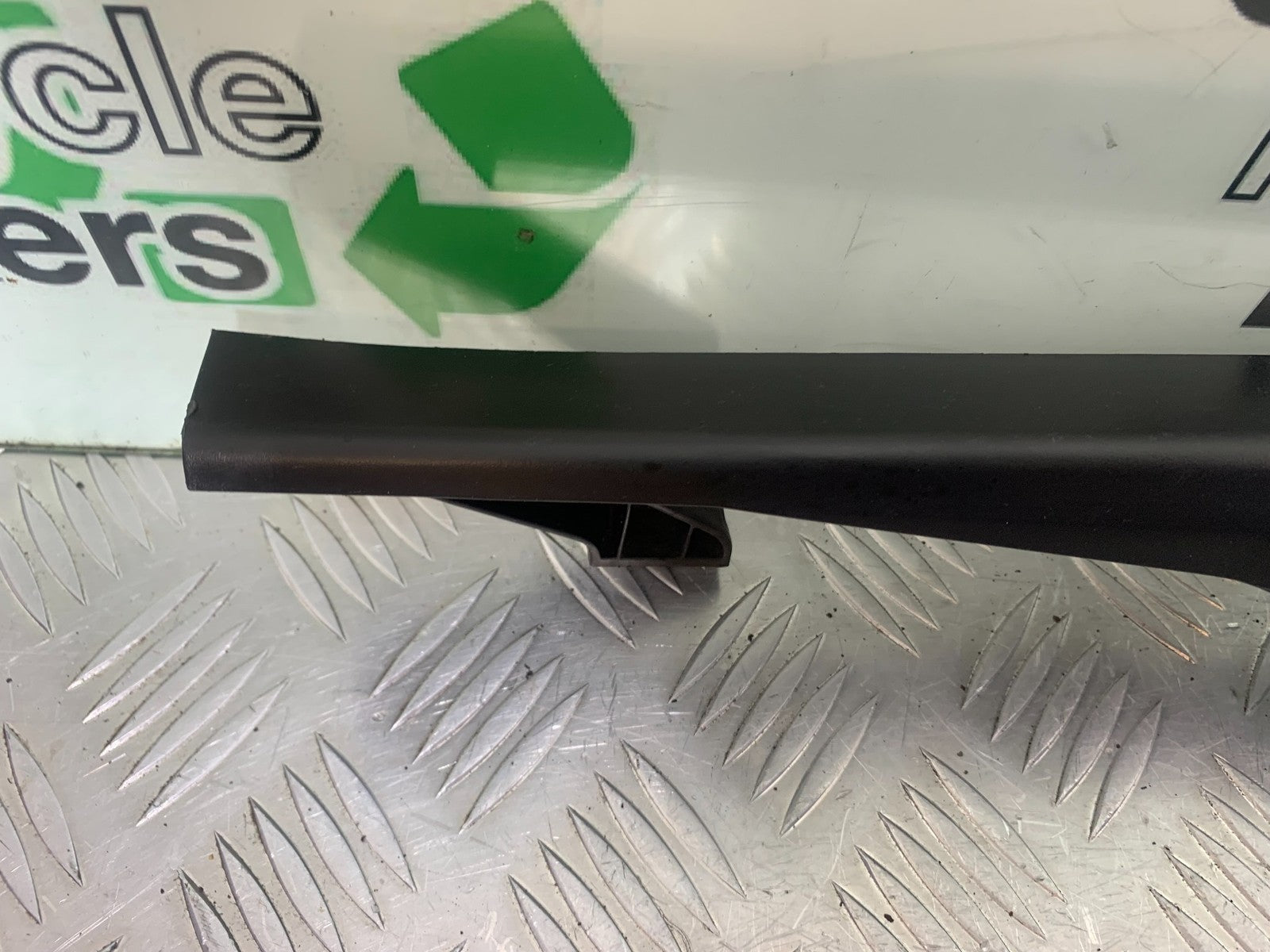 TRIUMPH 675 STREET TRIPLE CHAIN GUARD   2013-2016 (CMB1186)