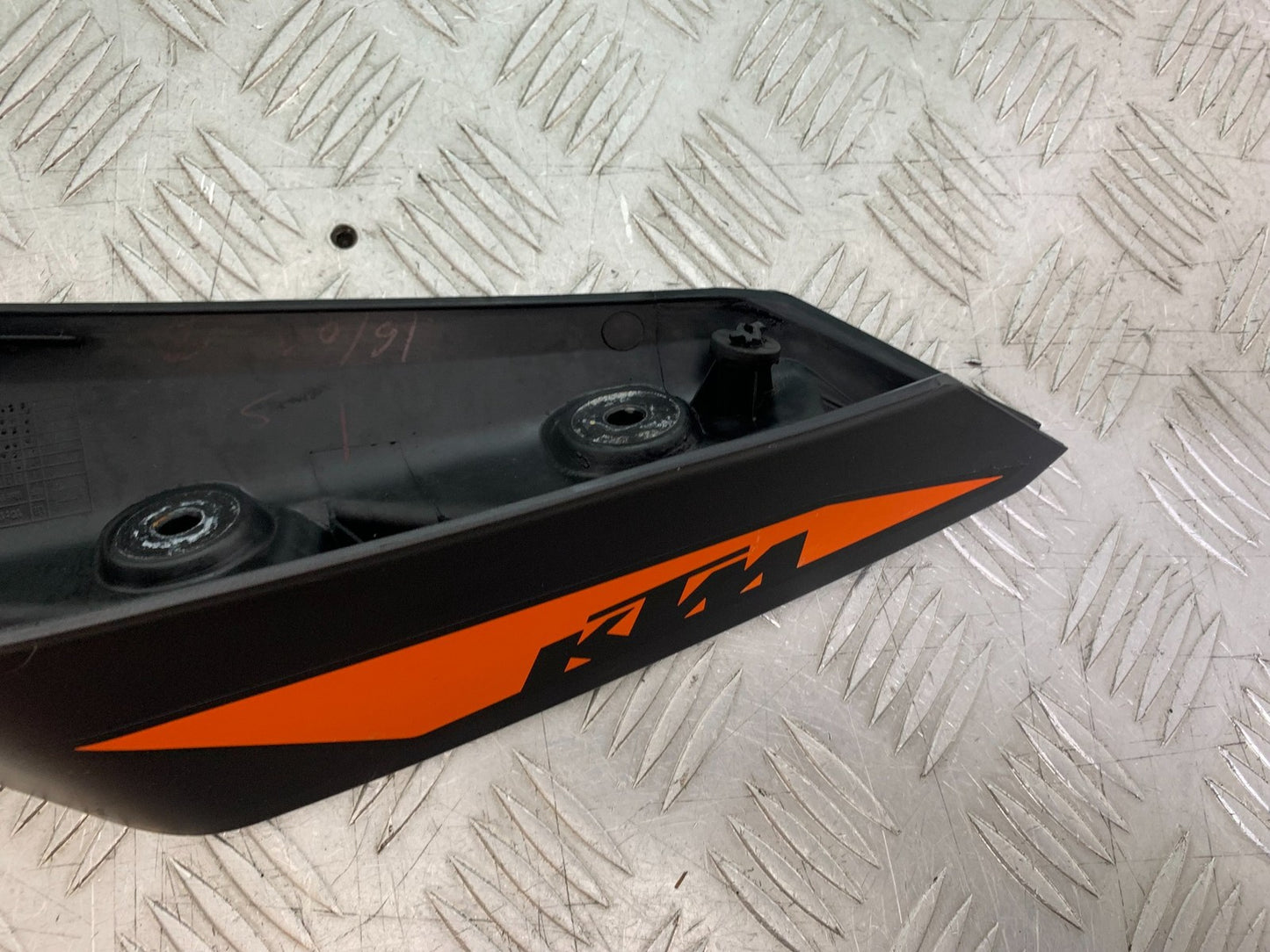 KTM DUKE 125 LEFT SEAT PANEL YEAR 2017-2022 (CMB1274)