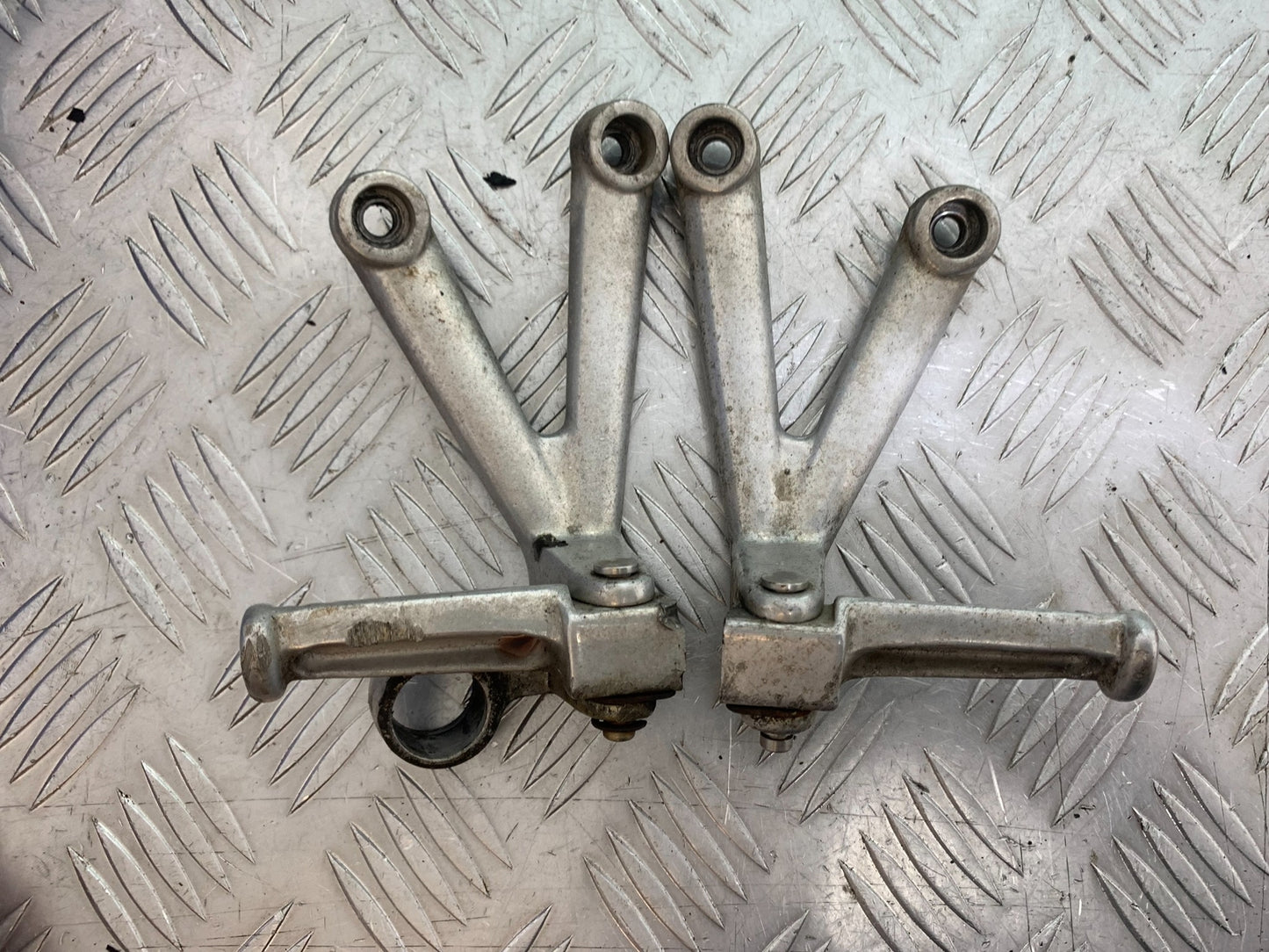 TRIUMPH T509 SPEED TRIPLE REAR HANGERS AND PEGS  YEAR 1997-1998 (CMB1144)
