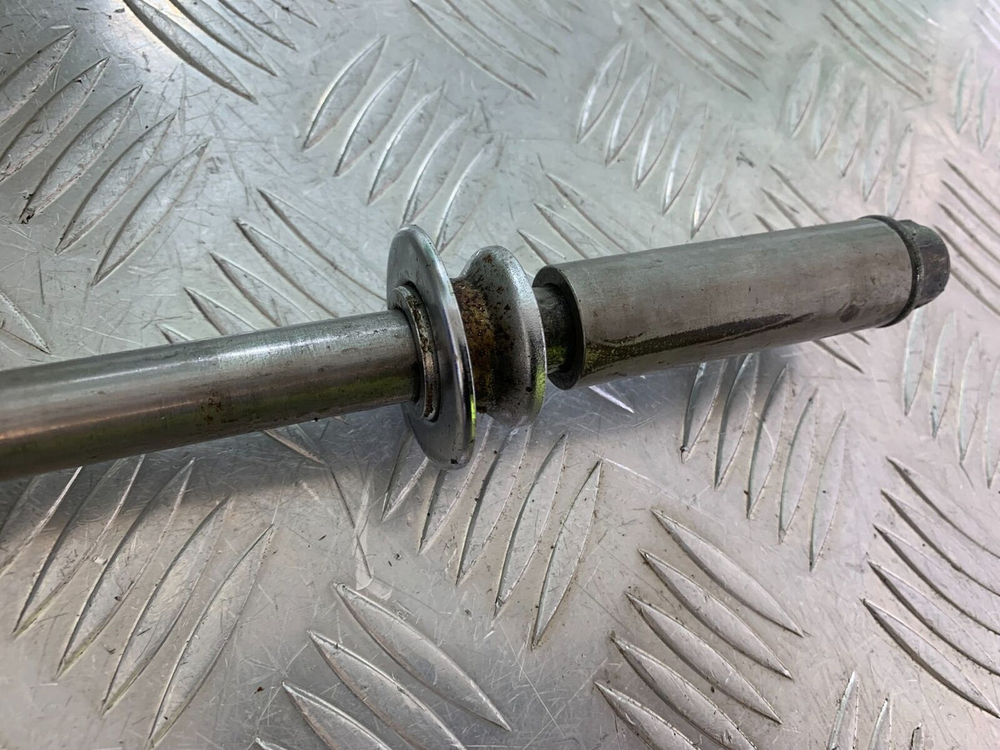 SUZUKI VS1400 VS 1400 INTRUDER REAR WHEEL SPINDLE  YEAR 1988 (CMB1077)