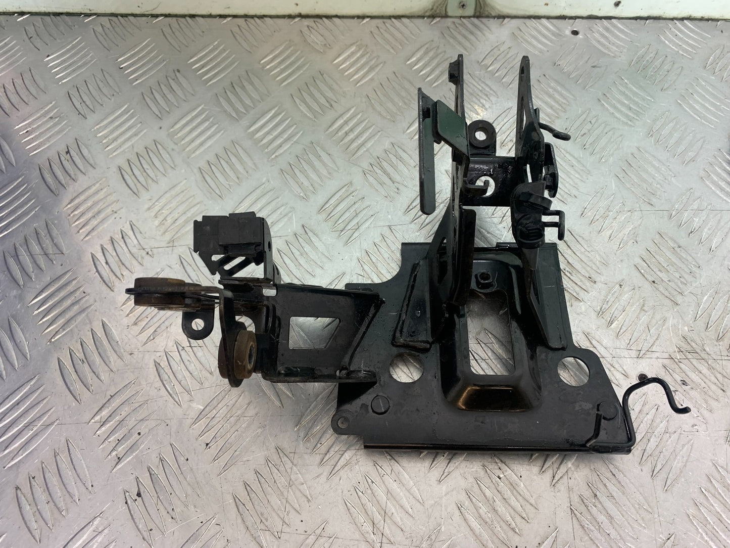 YAMAHA XMAX 300 FAIRING BRACKET   YEAR 2017-2020 (CMB1218)