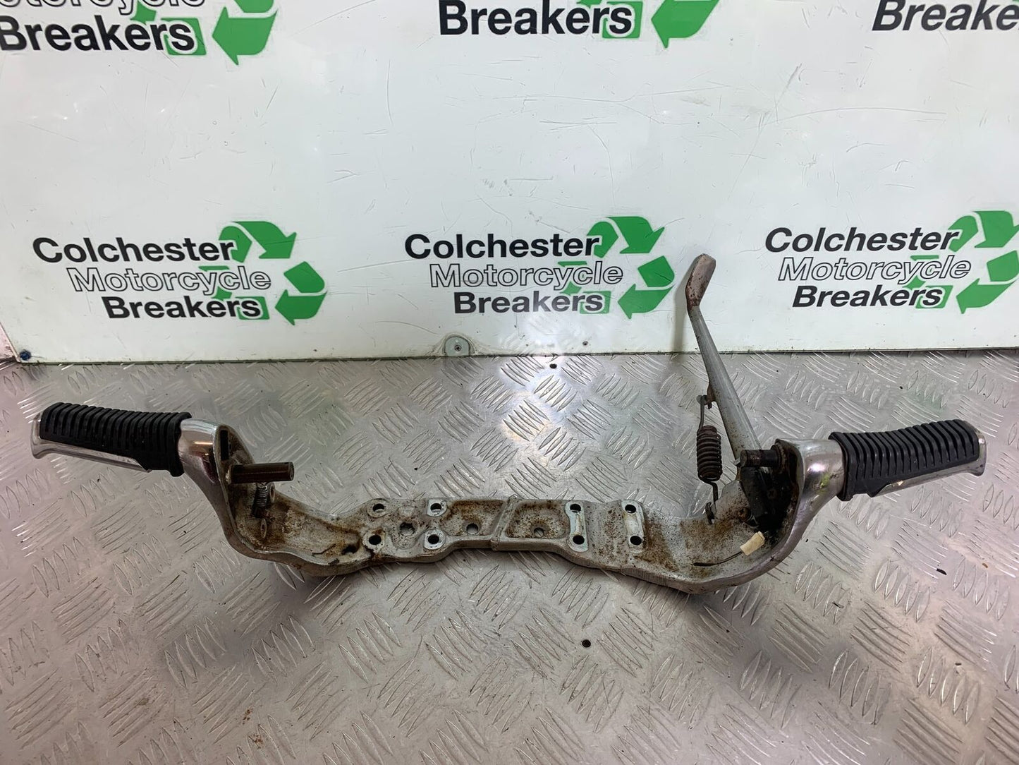 SUZUKI VS1400 VS 1400 INTRUDER FOOTRESTS AND BRACKET   YEAR 1988 (CMB1077)